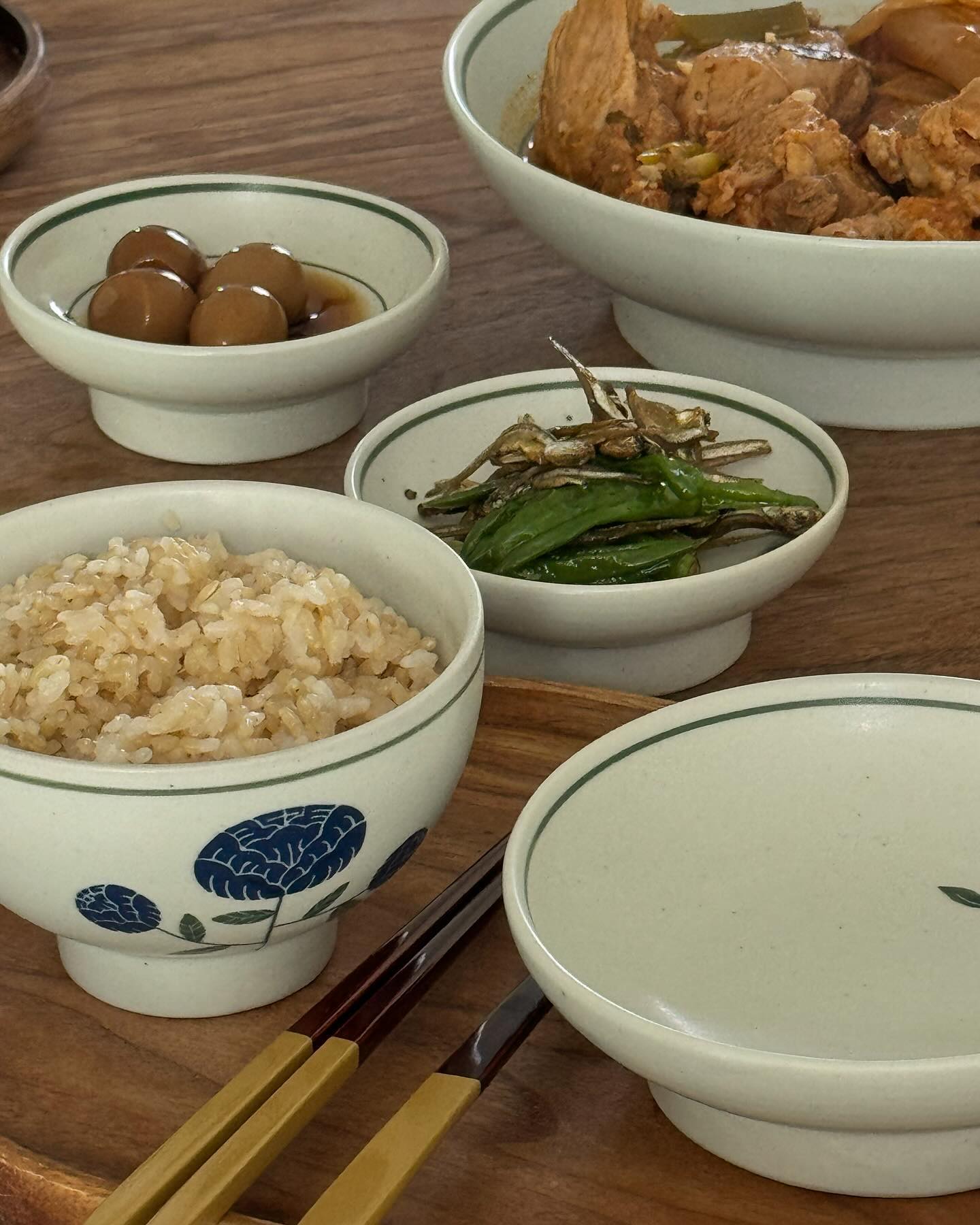 가정식네 김치찜
이미 여러번 레시피를 올린적 있던 김치찜이에요 
맛있게 익은 김장김치, 신선한 돼지앞다리살 1kg
원랜 고기는 1근정도만 했는데 뭔가 항상 아쉽더라구요.
그래서 양을 좀 늘렸는데 
역시 고기는 많이들어가야 제맛이죠 🥹

저는 요리가 익숙치 않던 시절엔 불이 세기만하면 다 맛있게 요리가 되는줄 알았어요. 거기에 성질도 급해서 빨리 만드는데 급급했어요. 그래서인지 참 얕은 맛만 나더라구요 🥲

이젠 불조절과 시간에 정성을 들여요 .
이번 김치찜도 초반에 한번 확 끓어오른 뒤엔 약불로 줄여 1시간이 넘는 시간동안 뭉근하게 조리했거든요❤️
30분 지났을때 1시간 지났을때 모습이 다 달라요.
국이나 찌개를 만든 그날보다 다음날 그다음날 먹으면 더 맛있는 이유인것  같아요. 그래서인지 저희집 김치찜은 바로먹어도 다음날 먹어도 한결 같이 맛있어요🥹

우리 모두 2024년 맛있는것 많이 해먹고 몸도 마음도 건강한 한해가 되었으면 좋겠습니다 🙏

#김치찜 #김치찜맛 #집밥 #집밥스타그램 #우리집밥상 #집밥메뉴추천 #집밥소통 #먹소통