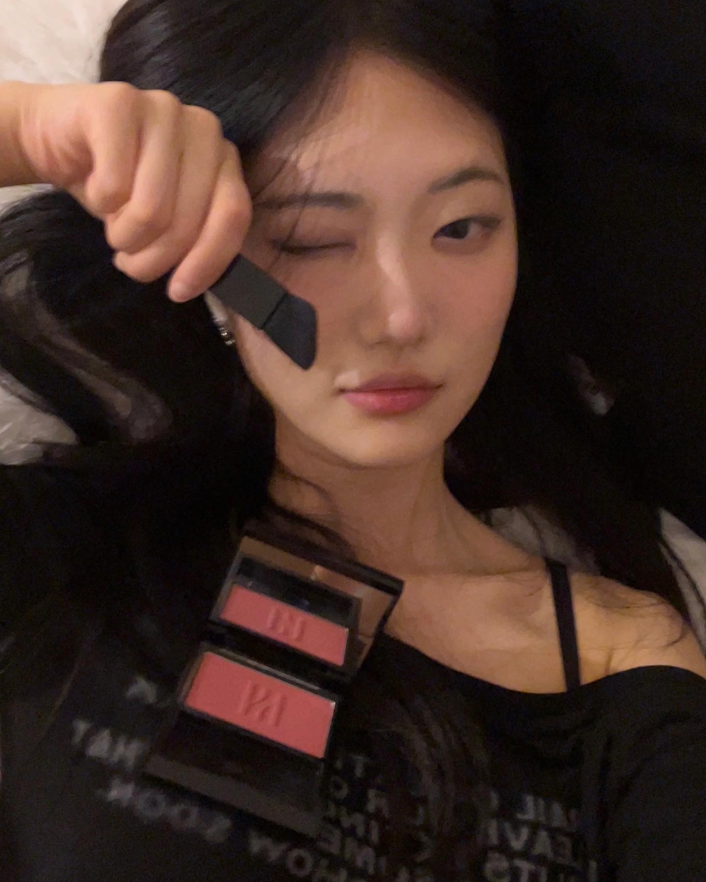 #제품제공 HERA BLUSH🐾 물 들이듯이 표현되는 컬러에 부드러운 텍스쳐가 살아있는 블러쉬입니다! 

헤라 블러셔에는 총 다섯가지의 예쁜 컬러들이 있는데요, 그 중에서도 제가 오늘 설명드릴 부분은 바로 #380 체리쉬입니다! 🍒

뮤트한 느낌의 레드 컬러라고 보시면 될 것 같은데요, 붉은 계열의 컬러임에도 불구하고 막상 볼에 올려보면 엄청 옅고 자연스럽게 나타나는 컬러입니다! 

제가 사용해본 레드 컬러의 블러셔 중에서 최고인 것 같아요💓 은은하게 펄감도 올라오는 것이 특징이구요, 붉은 체리색이 정말정말 인상적입니다아

웜과 쿨를 크게 따지지 않는 색인데요, 그래도 조금 쨍한 컬러, 붉은 느낌 좋아하시는 분들께 추천드릴게요!

#아모레몰 #뷰티피드 #뷰티커 #뷰티커추천 #아모레몰커뮤니티 #뷰티