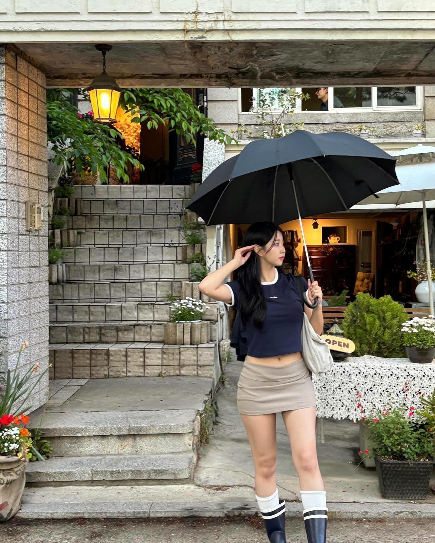 #광고 비오는날을 좋아하게 만들어주는 마법 🌧️🌂
keds_korea 
레인부츠와 반팔티를 입는것🤍

#Keds #케즈 #케즈레인부츠 #레인부츠 #여름코디 #장마룩 #레인부츠 #여름코디 #여자여름코디