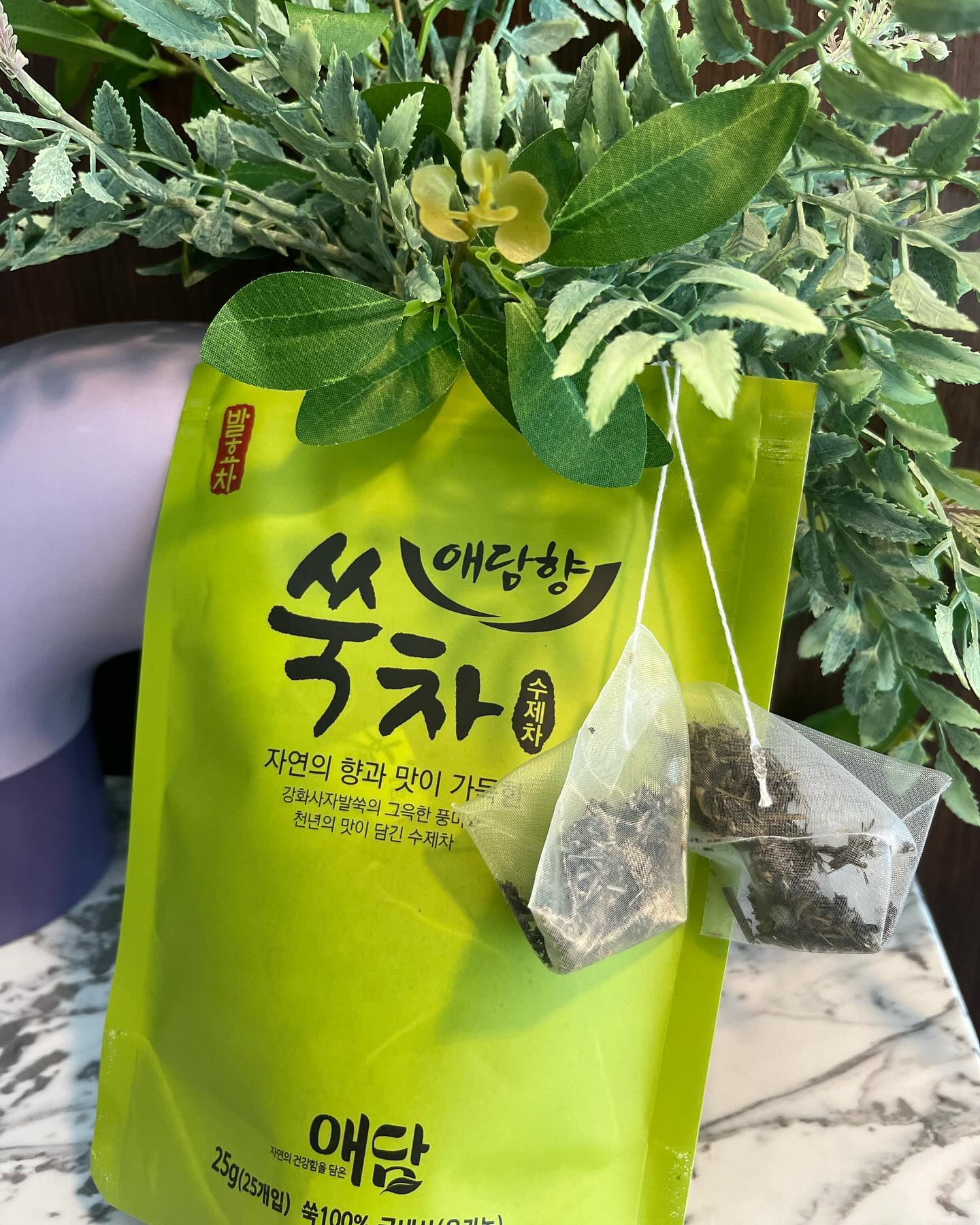 #협찬 건강에 좋은 차 한 잔 어때요~?🍵 

애담 쑥차
쑥은 쑥버무리, 쑥떡, 쑥즙으로도 먹을 수 있지만 
쑥차로도 즐길 수 있는데요~

애담 쑥차는 국내 유일 약쑥으로 불리는 강화쑥으로 만들어진다고 해요!

강화쑥은 약효가 뛰어나서 위장 & 내장 등을 편안하고 따듯 하게 해 주고, 식이섬유가 풍부해 변비 개선에도 도움이 된다네요!

여성분들은 생리 중 또는 임신 초기에 쑥차를 마시면 자궁 을 따듯하게 해줘서 특히나 효과가 좋습니다!

애담 쑥차는 온수로 진하게 우려 마셔도 되고, 냉수로 은은하게 우려 마셔도 좋아요☺️

건강에 좋은 차 한 잔 어때요~?🍵
애담 ‘쑥차’ 추천👍🏻

가격 쑥차(25개입) 10,000원 
배송비(별도) 3,300원

구매는 여기서🔻
https://m.smartstore.naver.com/yakssuk/
products/689471633

meogsta 팔로우 하면 다양한 정보를 받아 볼 수 있어요!

-----------------------------------------

더 맛있는 정보가 궁금하다면🤍
meogsta
meogsta
meogsta

#쑥차 #쑥차만들기 #쑥차효능 #강화쑥
#티타임 #티타임스타그램 #티타임중
#따듯한차 #애담 #애담향 #리뷰노트 #차