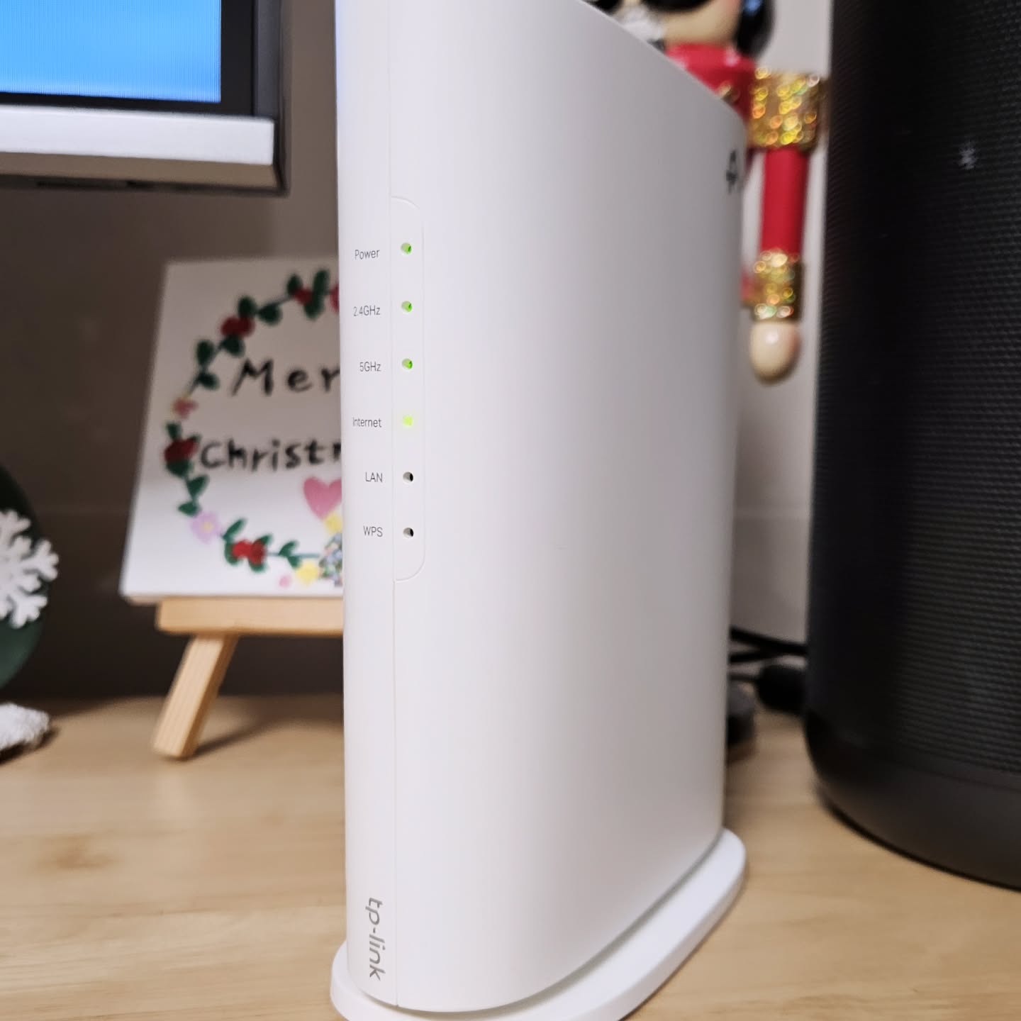 TP-Link 무선공유기 AX23V 

기가비트(Gigabit)인터넷 환경의 첫번째, 
Wifi 6 공유기로 업그레이드하기 

📌 **깔끔한 디자인** 
화이트톤의 깔끔한 컬러에 외부 안테나가 없어 집 안 어디에 두어도 공간이 깔끔하게 유지. 
특히 세로형 디자인 덕분에 좁은 공간에도 쉽게 배치할 수 있어 인테리어적으로도 우수. 

🚀 **최대 1800 Mbps 속도** 
최대 1800 Mbps의 속도를 지원하는 Wi-Fi 6를 탑재해 고속 인터넷 지원.

여러 기기를 동시에 연결해도 속도 저하 없이 안정적인 연결을 유지하며, 고화질 스트리밍이나 온라인 게임에서도 끊김이 없어 게이머들에게도 최적의 공유기

🛠️ **간편한 설치와 관리** 
TP-Link Tether 앱을  통해 누구나 쉽게 세팅 가능
네트워크 상태 확인, 기기 연결 관리, 게스트 네트워크 설정, 자녀 보호기능 등 다양한 기능까지 손쉽게 관리.
요즘 자녀보호 기능은 필수죠?

📶 **안정적인 커버리지** 
듀얼 밴드를 지원해 각 주파수 대역에서 최적의 성능을 발휘. 집안 구석구석까지 강력한 신호를 유지하며, 벽이 많은 구조에서도 신호가 좋아서 어디서나 완벽한 인터넷 환경 조성.

결론적으로 TP-Link 무선공유기 AX23V는 깔끔한 디자인, 유연한 배치, 고속 성능, 사용자 친화적인 관리 기능 등 여러 면에서 탁월한 성능을 자랑합니다. 현대 가정에 최적화된 선택으로 강력히 추천드립니다. 

기가비트 Wifi6 인터넷 환경을 업그레이드하고자 하는 분들께 큰 도움이 되길 바랍니다. 💻🌐📱

#TPLink #AX23V #WiFi6 #무선공유기 #인터넷속도 #기가비트 #홈네트워크 #깔끔한디자인 #세로형공유기 #빠른인터넷
