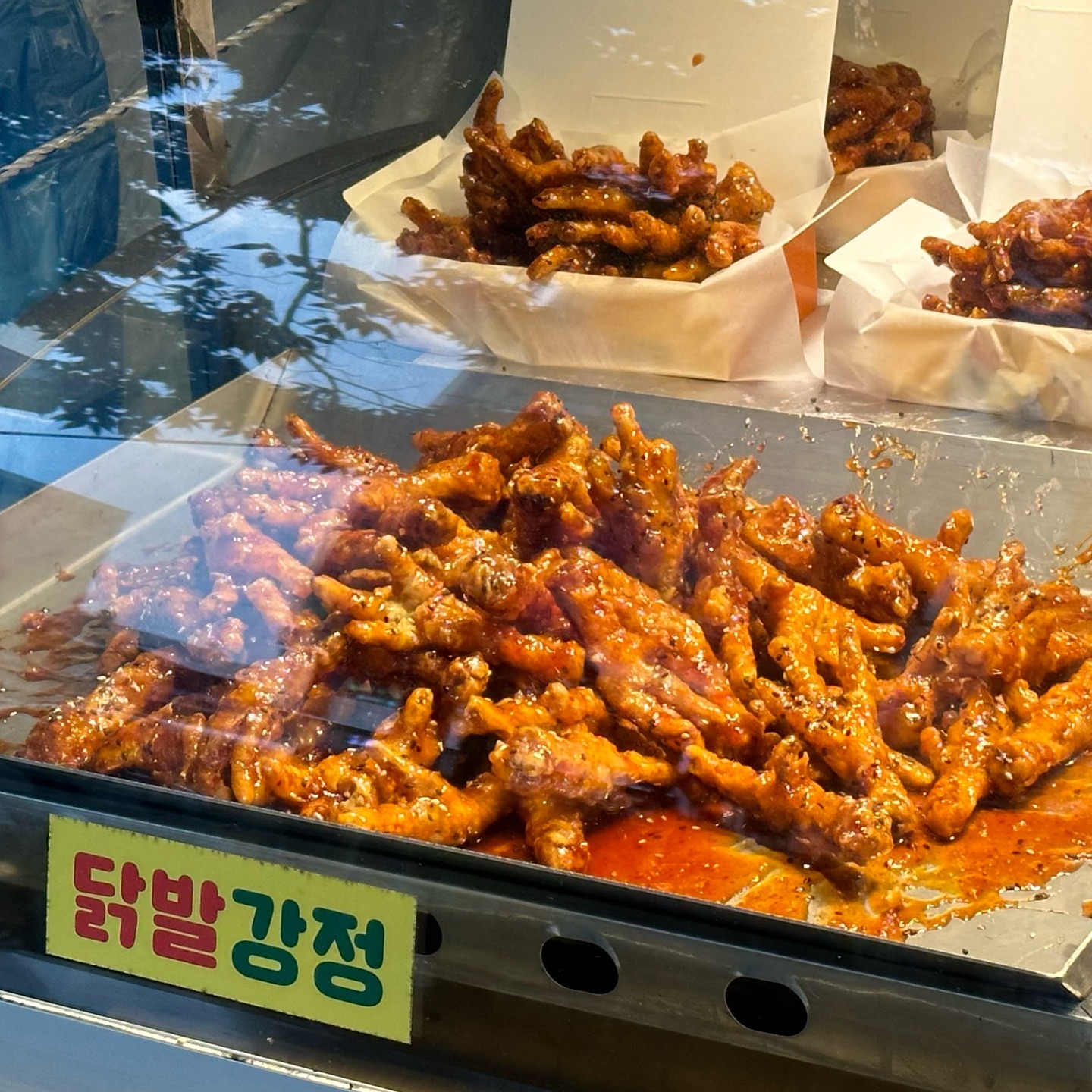 맛있는 닭강정 👍🏻

정량으로 무게 재서 주시고 양도 많고 맛있음! 
중사이즈 부터 반반 가능 ! 

📍천하일미 닭강정 
모란역 3번출구 앞 

#내돈내산 #성남모란역맛집 #천하일미닭강정