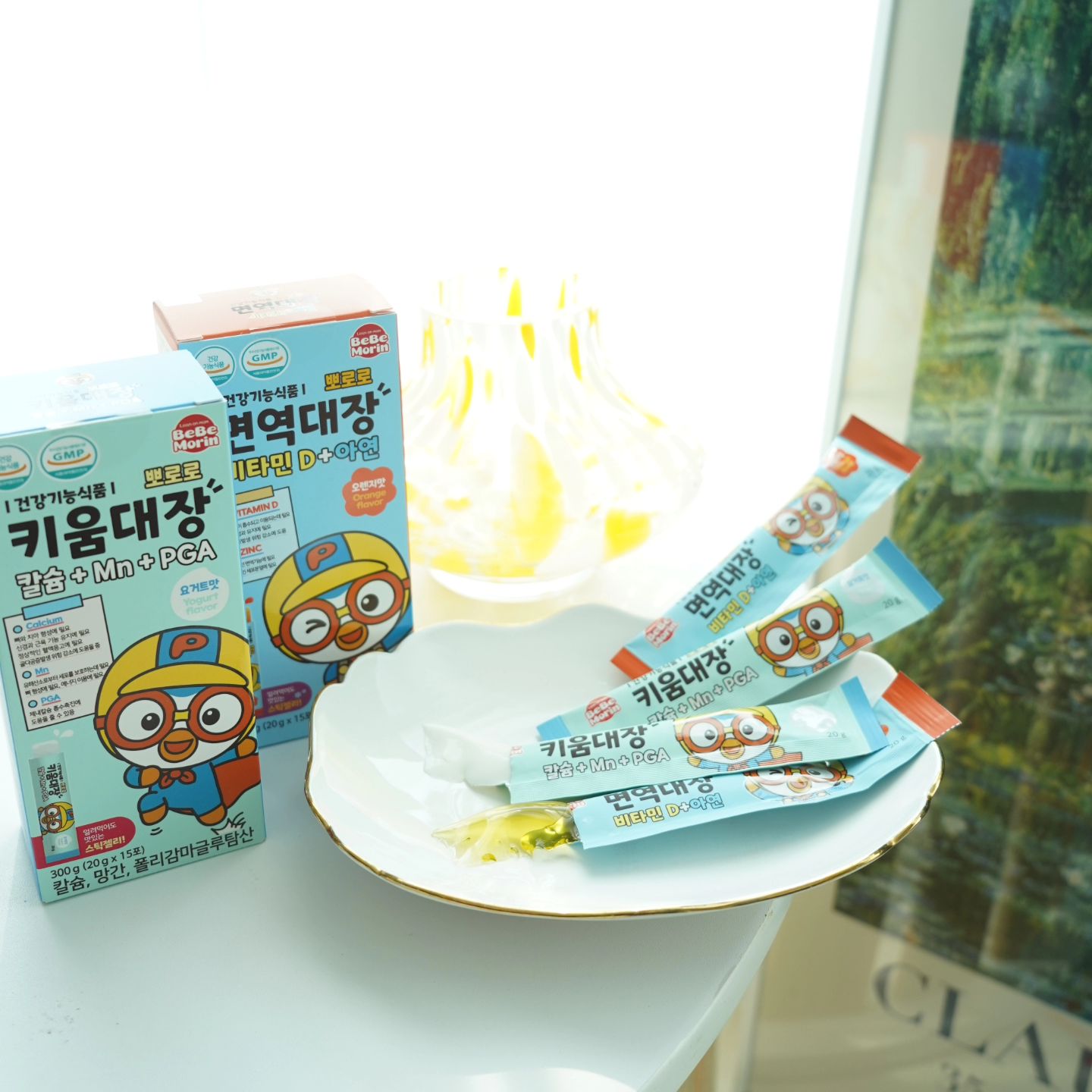 #협찬

엄청났던 이번 겨울.. 정말 감기와의 전쟁이었어요 감기가 오래 가다 보니 중이염와서 온 가족이 돌아가면서 고생중인데 덕분에 이번 방학 때 엄청나게 핫했네요

그 덕에 아이가 밥도 제대로 못 먹는 와중에 찾는 #어린이비타민 #면역력높이는 #뽀로로면역대장 

약국에도 유통되고 있는데다 얼마전에는 티비 광고에서도 봤네요 ㅎ_ㅎ #태양생활건강 에서 제조판매되는 제품으로 아이 선호가 굉장하네요!
아이 입맛이 까다로워 비타민들 중에 맛이 조금만 없어도 바로 안 먹는 아이인데 잘 챙겨먹는게 아주 굿굿

비타민d와 아연은 필수죠 거기에 칼슘 마그네슘까지!
이제..음식 골고루 먹는건 어느 정도 내려놓고 영양제라도 잘 먹여줄려고 하고 있는데 아주 만족스러워요-_-b

#어린이아연 #유아아연 #어린이영양제 #아이영양제 #아이면역 #어린이면역 #아이비타민 #유아비타민 #맛있는비타민 #젤리비타민