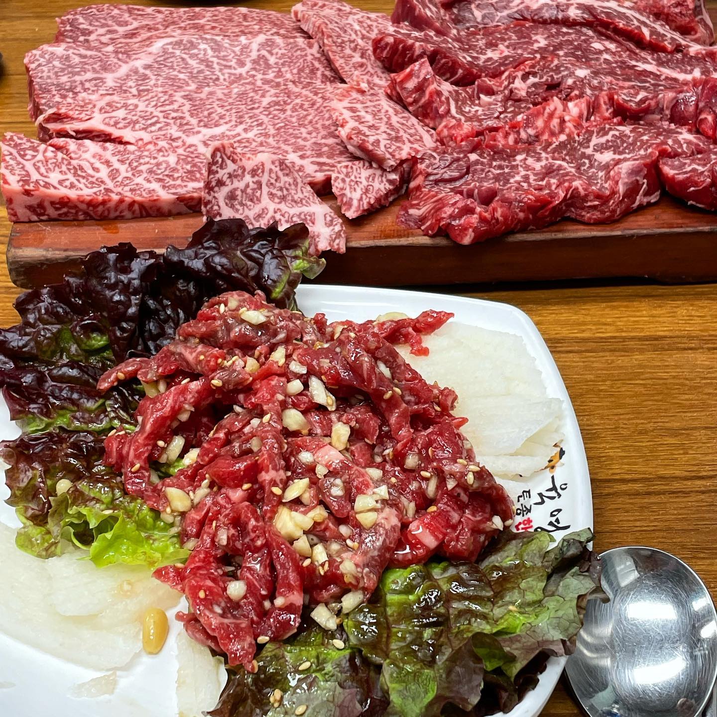 #육영토종한우본점 🥩💖

✔️위치 : 서울 영등포구 당산로 160

언제나 사람이 많은 당산 소고기집을 다녀왔습니다 🥰 육영토종한우본점! 본점은 실패없는거 아시죵?

살치살이랑 육회를 먹고왔는데 역시,, 한우는 언제나 맛있었습니다 💕
살치살은 고기 사이사이에 눈꽃처럼 마블링이 있어서 진짜 살살 녹아서 금방 흡입했어요
그리고 찐은 육회! 신선한 육회라는게 바로 느껴지고 쫄깃 달달하니 너무 맛있었어요 😋
특이점은 달걀 노른자를 안주시는데 달걀 노른자에 비벼서 먹는맛보다 오직 고기의 맛으로만 승부보는 가게같았아용 👍🏻👍🏻

양도 둘이서 먹기에는 푸짐해서 좋았습니다 
여기는 테이블마다 숯이랑 야채가 별도 이용금액이 있는데 6000₩ 추가로 내야 이용 가능했습니다ㅎㅎ 역시 고기는 참 숯불에 먹어야 맛있더라구용 ❤️‍🔥
정말 자주 자주 오고싶은 소고기집 소개 끝🫶🏻

🧡살치살 600g - 156000₩
🧡한우 육회 - 31000₩
🧡숯,야채 - 6000₩

.
.
#당산맛집 #당산 #당산소고기 #영등포 #영등포맛집 #영등포소고기 #육영토종한우 #육영토종한우정육식당 #먹방스타그램 #먹팔 #먹스타그램🍴 #봄 #음식 #food #맛집투어 #서울맛집 #당산동맛집