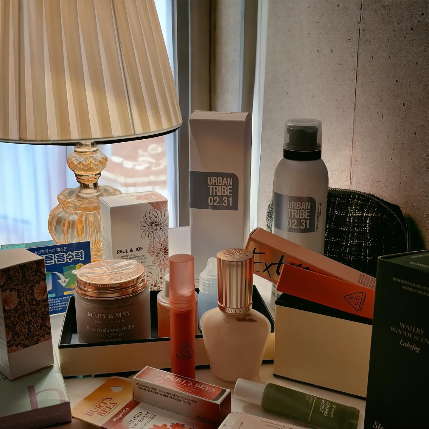 #광고 🔖allurekorea 
얼루어에서 발렌타인선물로 보내주신 기프트박스🍫🍪🤍

기초 화장품부터 색조, 헤어, 립스틱 등 요즘 유행하는 16개 브랜드의 화장품이 한번에 들어있어요..☺️