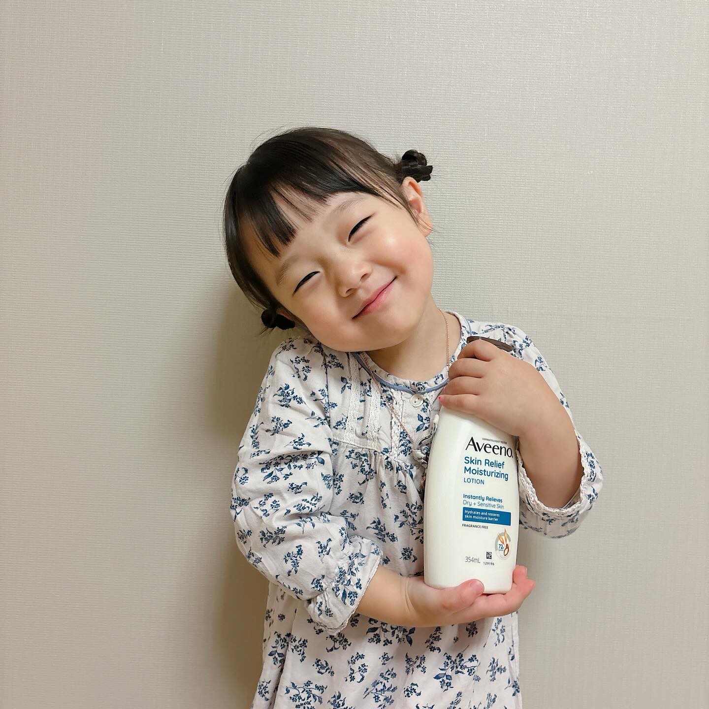 🩵𝗔𝘃𝗲𝗲𝗻𝗼 𝗖𝗿𝗲𝘄🩵
#협찬 #광고 #제품제공
뽀아네가 이번에 정말 좋은 기회를 받아
아비노크루에 선발되어서 아비노크루 발대식을 하고왔어요🤍
사실 원래도 민감한 피부인 뽀아랑 뽀아맘도
쭉- 사용해오던 찐 애정하던 브랜드인데,
이렇게 크루로 선정되어 너무 기쁘네요✨

아비노(Aveeno)는 민감피부 과학 전문가로서,
자연유래성분에 첨단과학의 힘을 더해 건조하고 손상된 피부를
건강하게 가꾸어주는 제품을 만들고 있다고 해요➿

이번에 발대식을 통해 아비노에서
스킨릴리프라인의 3가지제품을 제공해주셨는데,
모이스춰라이징 로션, 바디워시, 핸드크림 세가지 모두
극건성의 피부에 끈적임 없이 촉촉하게 스며들어
극강의 보습력을 주는 제품이에요🤍

앞으로 3개월동안 함께할 아비노와의 일상들도
많은관심부탁드려요🙌🏻 aveenokr 

#아비노크루 #아비노 #aveeno #민감피부과학전문가 #트리플오트컴플렉스