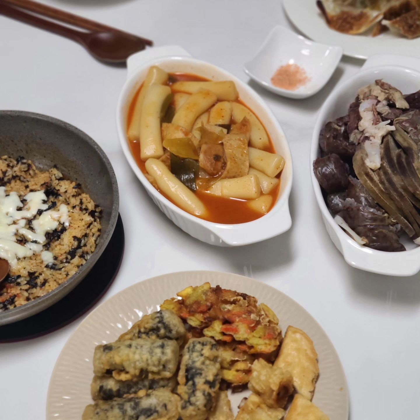 .

우리 가족 최애 분식집 #오빠네옛날떡볶이 

세트1 하나면 셋이서 배불리 먹을 수 있는 #갓성비맛집 

#순대부속맛집 #안매운초딩떡볶이