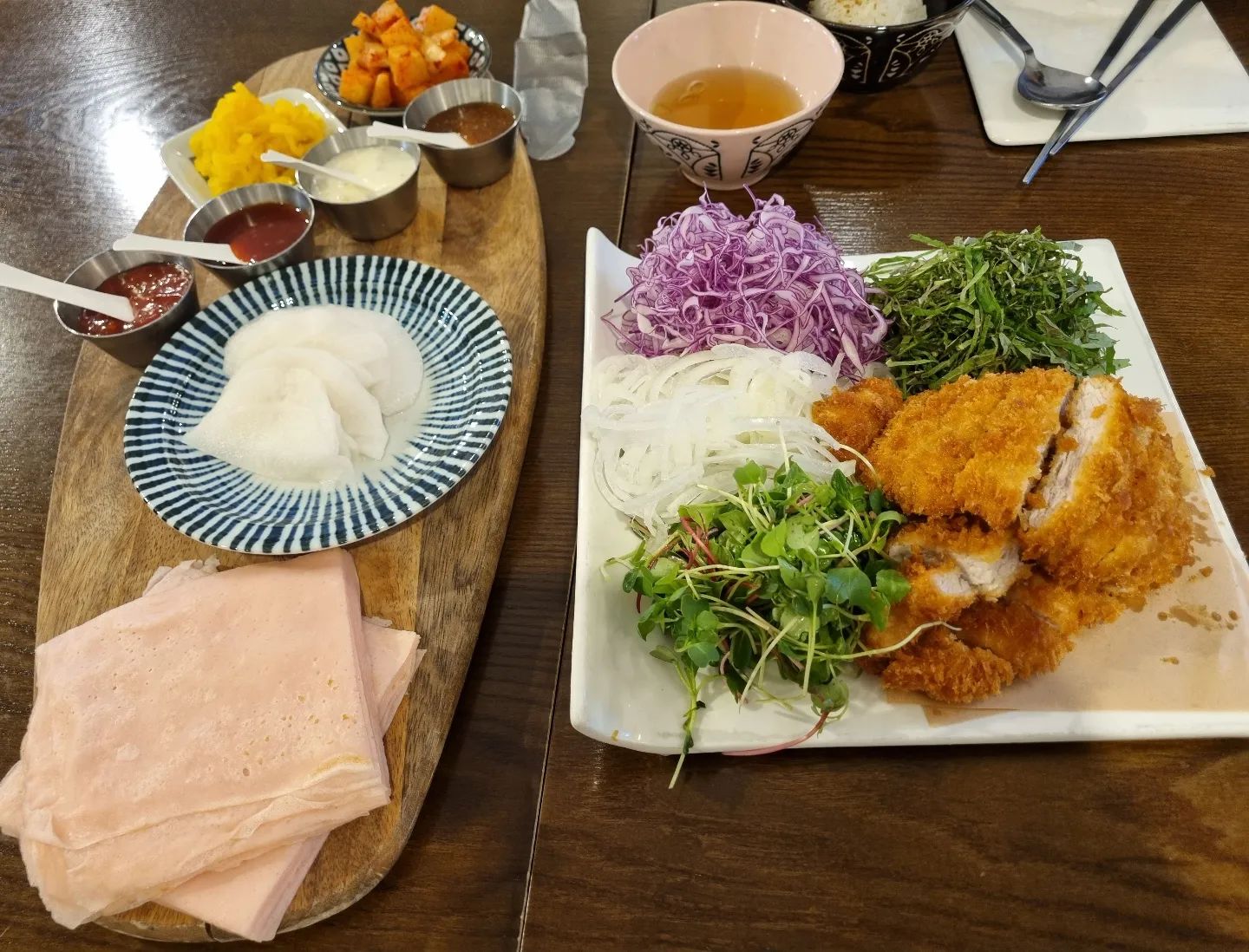 #석촌역 #석촌역맛집 #석촌역돈까스 #마싯내 #마싯내돈가스 

밀전병에 싸먹는 돈까스
월남쌈 먹는 느낌!