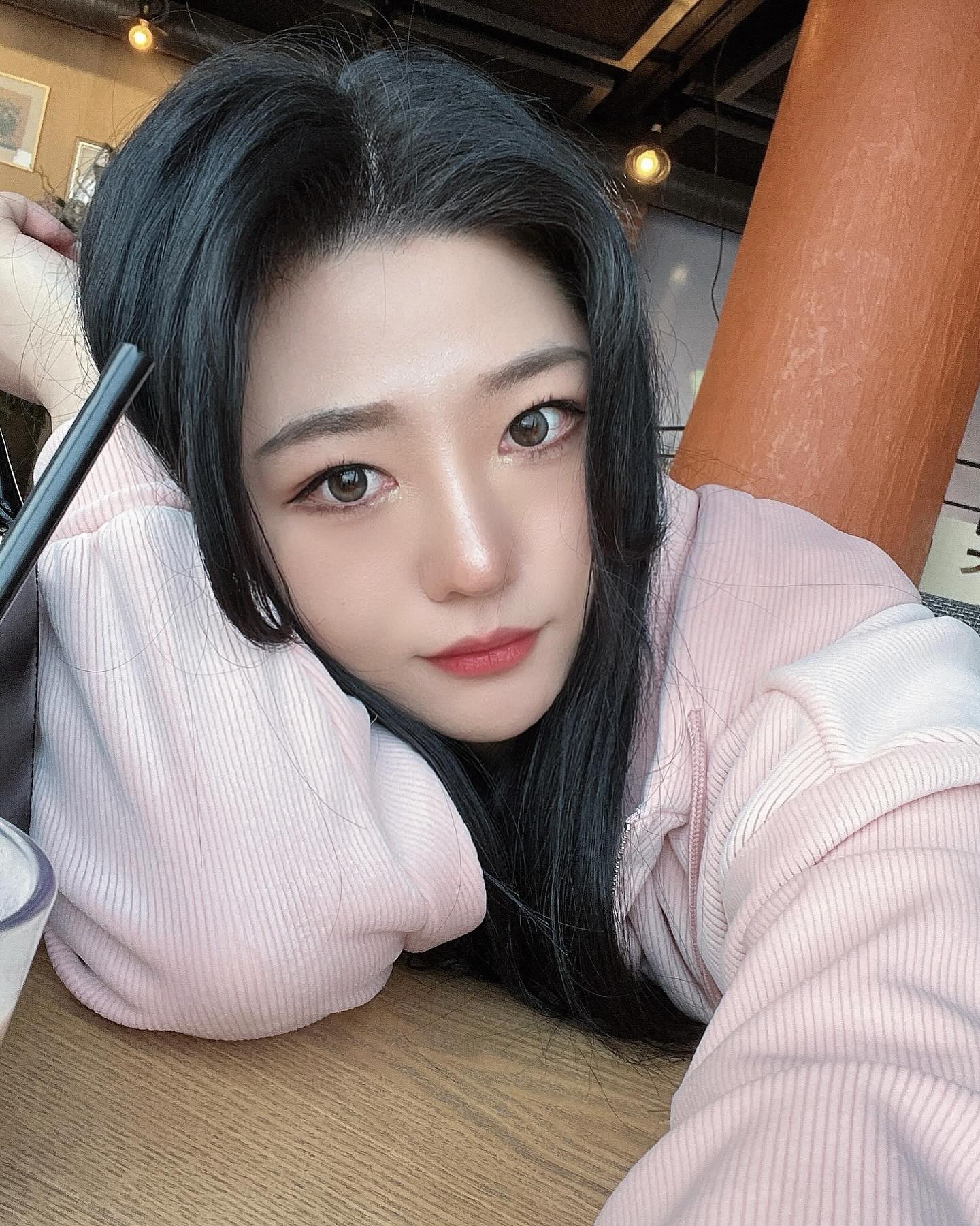 🫧구르미 세트🫧 

이제서야 올리눈..😚

neul_tori 에서 구르미세트 배송받고 다음날 바로 개시 🙌 

딱 뜯었는데 촉감 무슨일 극세사처럼 완전 보들보들함..💗
색감은 딸기우유색 💗

나만 알고싶지만 혼자알기 아까우니까🙌

도톰하고 촉감 완전 내스탈이었음 ㅎㅎ😚