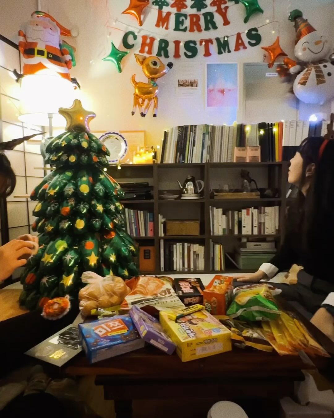 😃

💚🩷💚🩷💚🩷💚🩷❤️🩷💚

내가 좋아하는 펭귄~
1000피스 퍼즐 클쓰마쓰파티에 함께한 여러분
사랑해요~

💚🩷❤️🩷💚🩷❤️🩷🩷💚🩷❤️

24일에 시작한 퍼즐은 여섯명이 붙었는데 다 못함. 
그래서 26일에 혼자 공연끝나고 해야지 생각했는데~
오늘 25일에 펭귄환각이 온 지선이와 세현이가 맞추겠다고 왔다.
사랑한다 진짜~

💚🩷❤️💚🩷❤️🩷💚💚🩷❤️💚

케이크도 꾸미고~ 
눈사람도 만들고~ 
퍼즐도 맞추고~
과자도 많이 먹고~
너무 행복했다~

💚💚❤️❤️🩷🩷💚❤️💚🩷🩷💚

자 그럼 남은 퍼즐을 맞춰볼까?