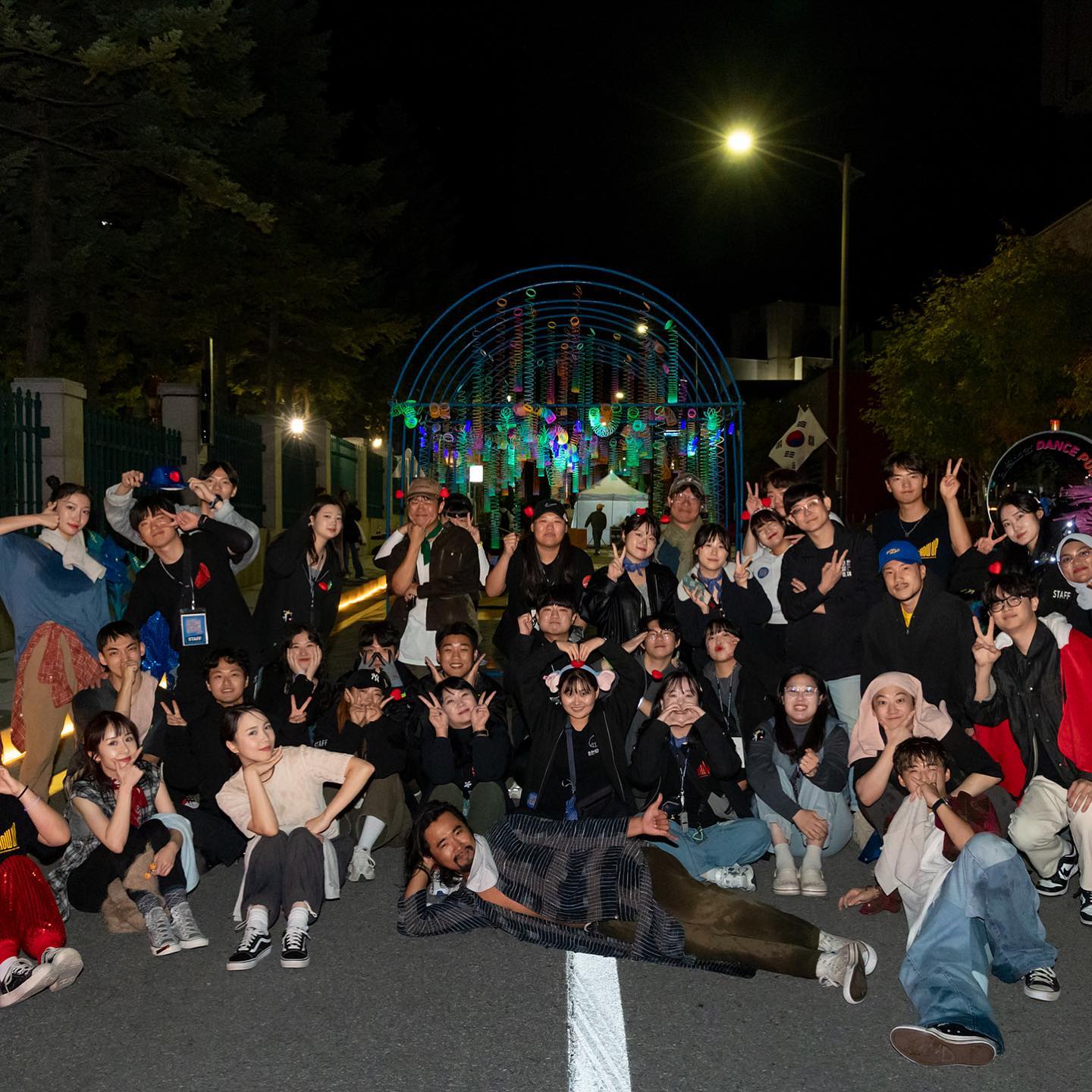 춘천마임축제 <리얼노상댄스펍: 유스퀘어;몽도리노래방>
2023.10.07~2023.10.08, 춘천, 춘천시청서문일대

ㄴr는 노래가 좋ㄷ ㅏ …💛 그리고 마임축제가 좋 ㄷ ㅏ …❤️
리노댄펍의 청년 축제 기획 프로그램인 유스퀘어에 참여해서 몽도리 노래방 부스를 운영했습니다!

축제 프로그램 기획의 1부터 10까지 직접 기획하고 운영해볼 수 있었던 재밌고 의미있는 경험이었습니다! 사실 행사 전날까지만 해도 운영 잘 할 수 있을까 고민을 많이 했는데, 같이 으쌰으쌰하는 유스퀘어 친구들, 리노댄펍 운영하느라 고생 많으셨던 스태프분들, 같이 호응하고 즐겨주신 공연자분들, 시끄러웠을텐데도 참고 배려해주긴 인근 부스 참여자분들, 들뜬 표정으로 부스를 찾아주신 현장의 시민분들… 모든 분들의 도움으로 즐겁게 행사 마칠 수 있었습니다!

즐거운 추억도 남기고, 내 스스로의 능력과 가능성도 확인할 수 있었던 의미있는 활동이었습니다. 다음에도 또 불러주세요🥰

#다녀왔진_공연 #다녀왔진_행사 #춘천마임축제 #리노댄펍 #리얼노상댄스펍 #춘천문화생활아카이브