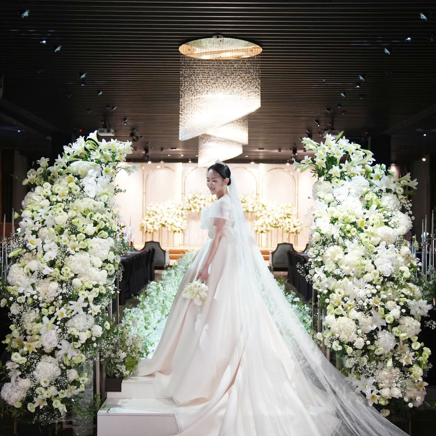 어두운홀에 실크드레스도 괜찮아요 😁
합리적인 스드메는 direct.wedding
#다이렉트결혼준비 #다이렉트웨딩 #결혼식 #실크드레스 #브라이드벨라 #세렌가든 #청순부케 #웨딩스냅 #본식스냅