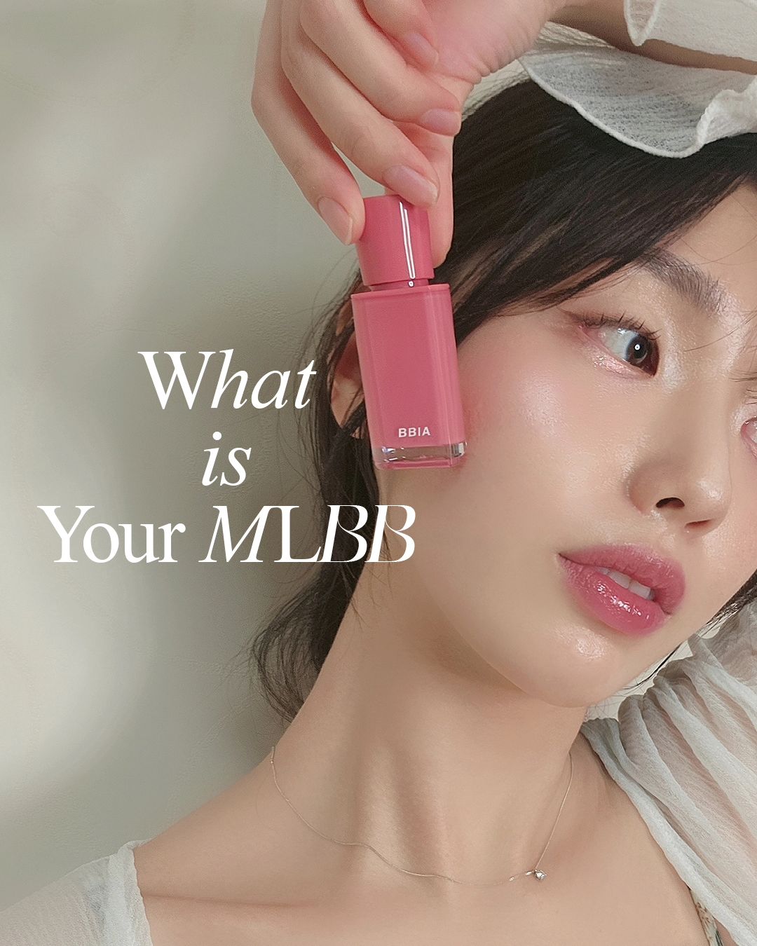 #제품협찬 bbia.official
💬𝑾𝑯𝑨𝑻 𝑰𝑺 𝒀𝑶𝑼𝑹 𝑴𝑳𝑩𝑩? #MLBB에디션
피부톤은 다 다른데, MLBB는 왜 다 똑같을까?🤔

저는 #여름쿨톤 인데, mlbb라는 컬러들을 사면
항상 살짝 노란기 돌고 톤다운된 코랄 계열이 많더라구요? 그래서 막상 발라보면 얼굴색이 죽어보였는데,
그런 의문점을 색조장인 #삐아 가 캐치해서
각 퍼스널톤에 딱!!맞는 #소프트MLBB 립을 출시했어요!!!😆💕

폭닥매끈한 #벨벳틴트 의 원조 #라스트벨벳틴트 와
맑고 탱그르르한 #글로우틴트 2가지로 만나볼 수 있는데요,
벨벳틴트는 패키지가 보들한 무광이고 글로우 틴트는 빤딱한 유광인데, 요런 디테일이 너무 좋아요👍

라스트벨벳틴트는 진짜 코덕이라면 모르시는 분 없죸ㅋㅋㅋ 천만개 이상 판매된 국민틴트인데 이번에 패키지 디자인 리뉴얼되어 나와서 어찌나 예쁘던지...🙊❤️‍🔥
역시 명불허전 각질부각 없이 넘나 부드럽게 발리고,
글로우는 끈적임이나 답답함 없이 맑아서 여름에 바르기 좋고 촉촉한데도 착색력이 좋아서 너무 맘에 들었어요!!

💗𝑩𝑩𝑰𝑨 𝑳𝑨𝑺𝑻 𝑽𝑬𝑳𝑽𝑬𝑻 𝑻𝑰𝑵𝑻
V47#달콤한인생
소프트한 뉴트럴 피치핑크
V49#장미빛인생
소프트하고 우아한 로지 핑크 ✔️여쿨 추천 ✔️셀린픽

💖𝑩𝑩𝑰𝑨 𝑮𝑳𝑶𝑾 𝑻𝑰𝑵𝑻
14#데일리보틀
어느 계절이든, 누구나 어울리는 여리여리 뉴트럴핑크
16#썸머보틀
우유 한방울 탄 듯 은은한 로지 핑크 ✔️여쿨 추천 ✔️셀린픽

색감이 고급지고 우아해보이는데다 제 톤에 착붙이어서 진짜 #인생MLBB 만난 것 같아요...🥰💯

7/28(일)에 라스트벨벳틴트를 #올리브영 오늘의특가 로 14,000₩ ➡️ 9,100₩ 무려 35% 할인가에 판매한다고하니
이 기회에 꼭 만나보셔요🫶

#bbia #liptint #여름쿨톤틴트 #쿨톤틴트 #틴트추천 #올영틴트 #톤착틴트 #립스타그램