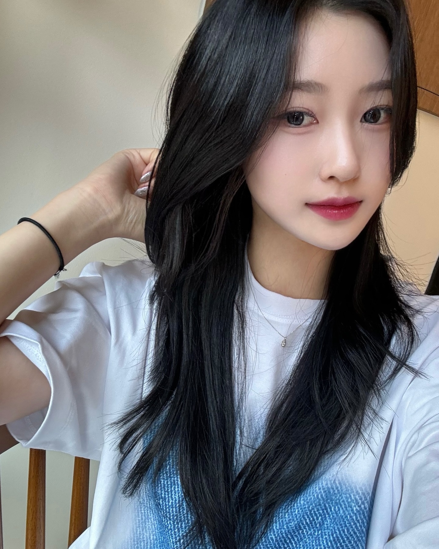 #협찬 요즘 내가 맨날 끼는 렌즈! 렌즈타운 엘레바 그레이,,🩶

최근들어 제일 마음에 드는 제품이에요🤤

자연스러운 써클라인과 은은한발색이 특징인만큼 스머징 느낌의 그래픽이 인위적인 느낌없이 자연스럽고 넘 예쁘게 표현된답니당🫶🏻

특히 엘레바 그레이는 쿨톤 분들에게 강추합니다!!3🥹 은은하게 표현되는 그레이빛이 우아하면서도 깔끔하고 몽환적이기까지,, 전부다 갖춘 색상이에효
_
#엘레바 #렌즈타운 #브라운렌즈 #초코렌즈 #그레이렌즈 #렌즈리뷰 #권은비 #컬러렌즈 #렌즈추천 #데일리렌즈 #lenstown