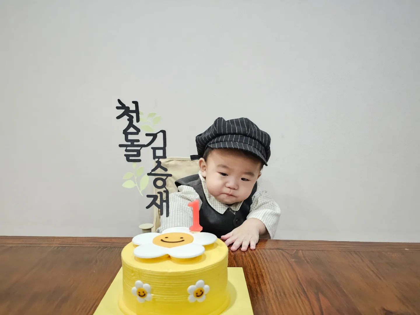 오늘 뚱재 진짜 생일🐻🩷
⠀⠀⠀⠀⠀⠀⠀⠀⠀⠀⠀⠀⠀⠀⠀⠀⠀
양가 부모님들 모시고
가족끼리 생일파티 했는데
⠀⠀⠀⠀⠀⠀⠀⠀⠀⠀⠀⠀⠀⠀⠀⠀⠀
주인공 뚱재는...
생일이 뭔지 알게 뭐야!
라는 듯이 계속 찡찡 🥹
ㅋㅋㅋㅋㅋㅋㅋㅋ 찡찡거려도 귀여운게 함정이네
⠀⠀⠀⠀⠀⠀⠀⠀⠀⠀⠀⠀⠀⠀⠀
우리 막둥이 생일축하해🎉
⠀⠀⠀⠀⠀⠀⠀⠀⠀⠀⠀⠀⠀⠀⠀⠀⠀⠀
#벌써1년 #세번째돌끝맘
#뚱재담임쌤께서직접만들어주신 #첫돌토퍼