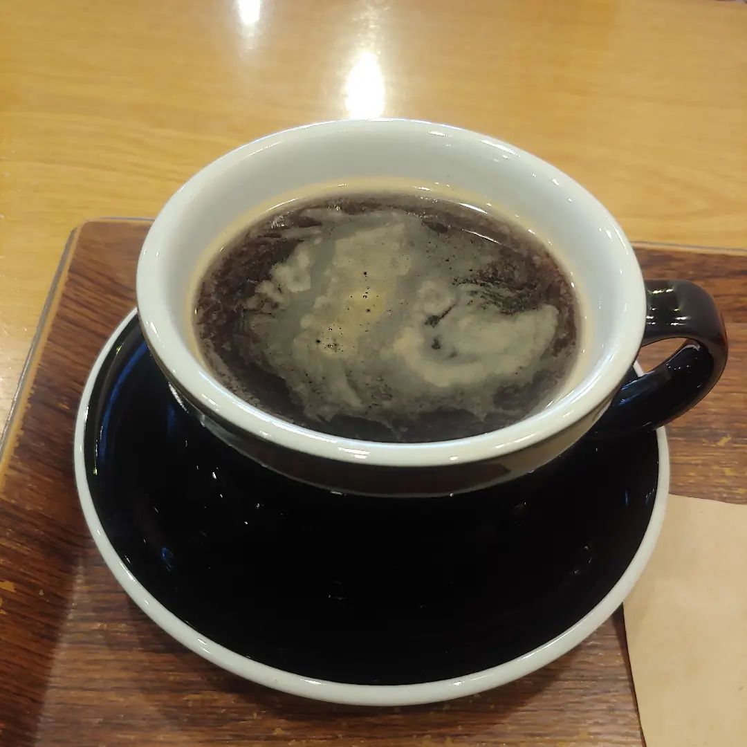 졸립다
알바전에 아메리카노 졸음아 물러가
은근 날씨가 쌀쌀
커피가 맛있다 
10분 대기 시간 활용