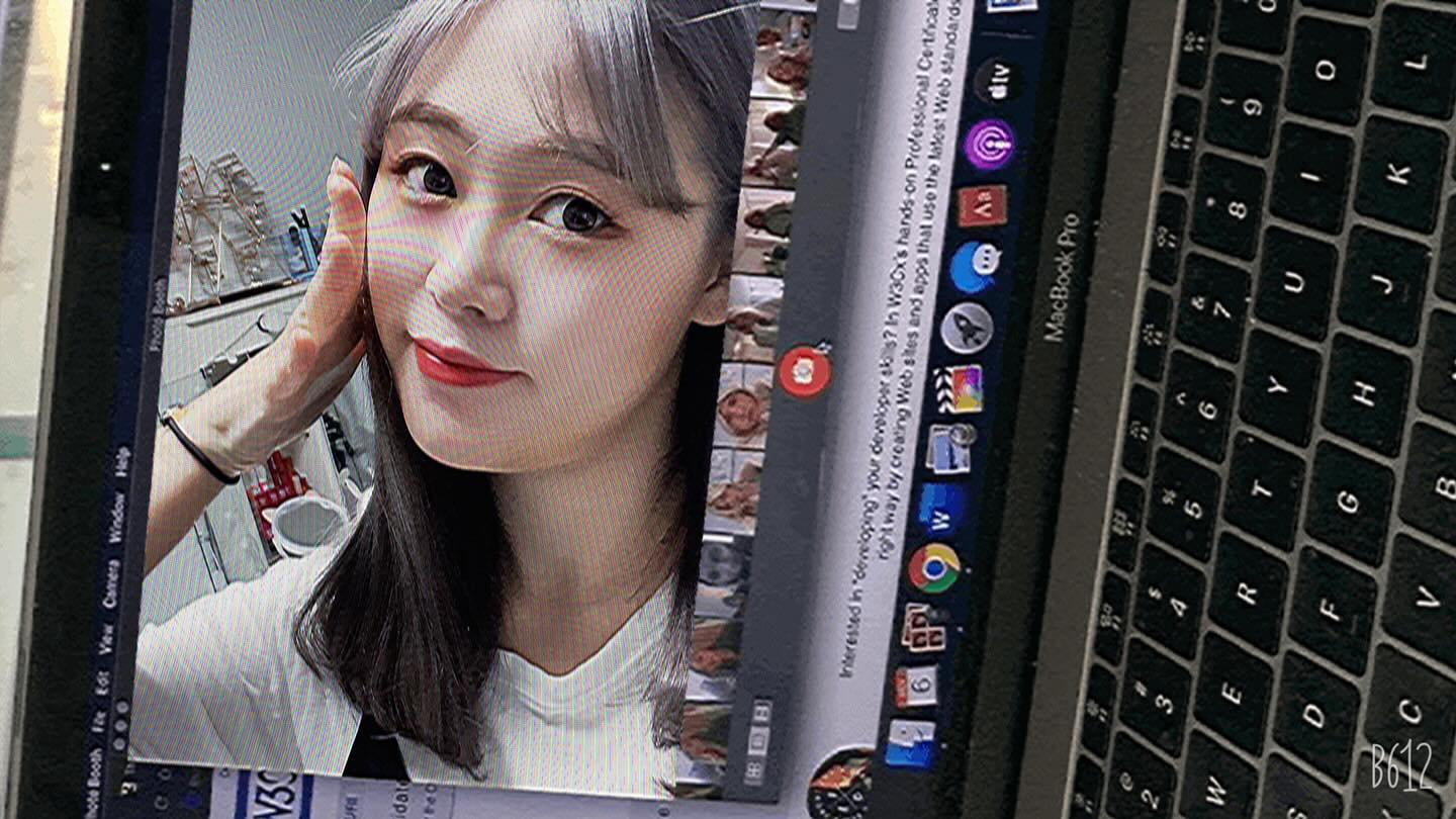 30대이후 나이들고 휘황찬란하게 염색하면 이쁘지도 않고 꼴값떠는거같아서 20대때 #빨주노초파남보 해보고 결혼후에 #핑크 #그레이염색 까지 다 해봤다 #백발 빼구 그레이했을때 #햇빛 비추면 백발로 보이는데 #할머니 인줄 ㅠ 
지금은 염색안해도 여한이 없고 어차피 #임신중 이라 못함ㅎㅎ(캠페인이라면 애기낳고 할수도 있음ㅋㅋㅋ)
.
.
.
.
.
#셀피 #집순이 #할로윈 #협찬환영 #회색염색 #셀카📷  #셀카 #나 #휘황찬란 #꼴값 #의자 #팔찌 #무지개 #me #oldwoman #bentoldwoman #l4l #brilliant