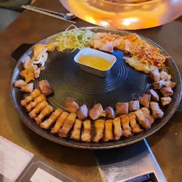 협찬) 직접 키워서 판매하는🐷
1년에 김치만 8톤 담는다는 '상철농장'

한판 63.000
소주맥주 5.000

DRY&WET 에이징 교차 숙성으로 
무려 336시간이나 정성들여 숙성된 고기예요!

한판이 800G인데
삼겹살, 목살, 가브리살, 항정살
4종류 즐길 수 있어요! 

또띠아 살짝 구워서 고기를 간장마요소스에
푹 찍어서 돌돌 싸먹으면 것도 별미였어요😉

너무 배불러서 사이드는 못먹었어요🤣
담에는 조절해서 사이드도 뿌시고 올래용ㅋ 

여기 엄청 넓고 고기도 다 구워주셔서
가서 편하게 먹고만 오시면 돼요!

회식 장소로도 추천합니다잉🙂 
막냉이들, 고기잘굽는분들 
여기선 맛있게 먹고만 오자구요!🤭

#상철농장 #대구고기맛집 #대구종로맛집 
#종로고기맛집 #대구상철농장 #종로상철농장 #대구삼겹살맛집 #대구목살맛집 #대구종로회식