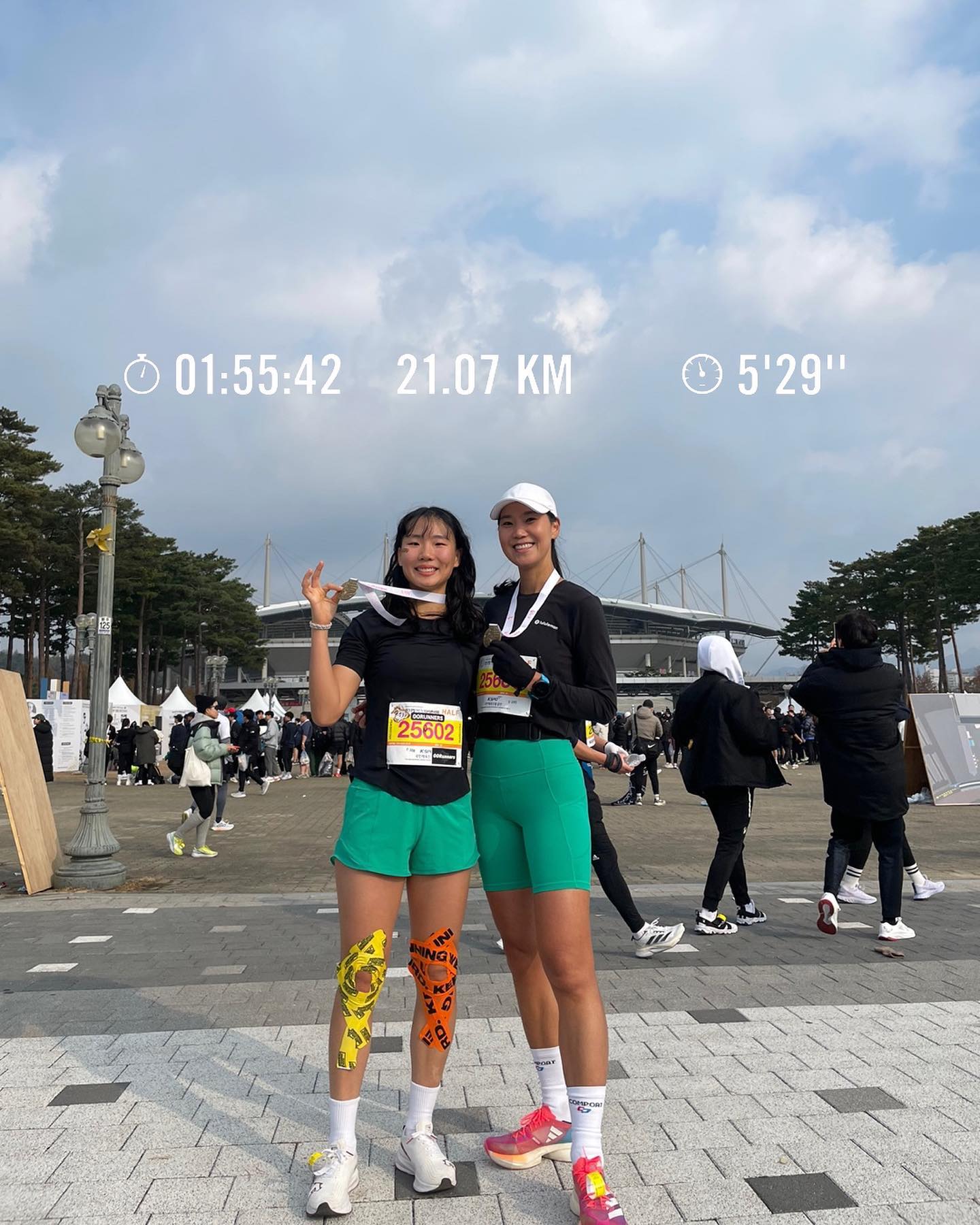 내가 해냄 ✌️
한번도 12km 이상을 달려본적이 없어 15-18km때 너무 힘들었는데 코치님 덕분에 완주 성공 🩵

계속 페이스 조절해주시고 물도 중간중간 주시고 에너지젤도 챙겨주셔서 감사했습니당 😍 다음에는 풀 같이 뛰어요!!

응원해주고 예쁜 사진 찍어준 00, 03칭구들 고마워요 😘 너네가 최고다!!!!!!!!
얘들아 내년은 풀코스다……

🏃‍♀️ smile.runner 
🐉 00runners 
📸 give_ntake_ photo.by.istj move_ju seouhyeon03 
🩵 hweng_star 

#손기정평화마라톤 #손기정마라톤 #하프 #하프완주 #내가해냄 #✌️