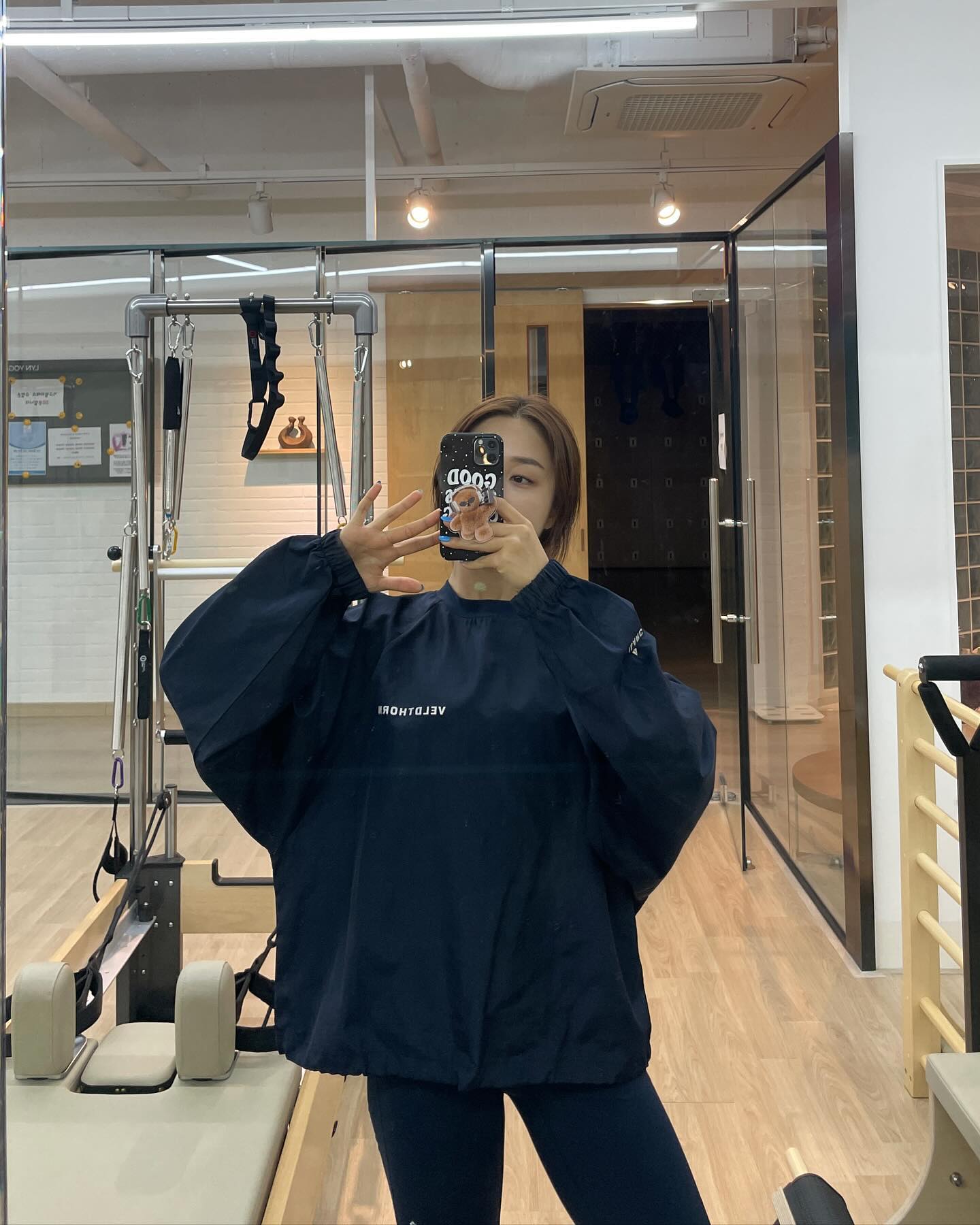 #협찬 나 요런 어벙벙 맨투맨 오버핏 좋아했네.. 
일교차심한 요즘 운동후에 요거 걸치면 딱임

바스락한 재질!!

veldthorn BBP맨투맨 넘무 이뿌자나 

BBP는 바이바이플라스틱이라는 의미로 너무 좋은취지..

#친환경원단 과 #스타일리쉬핏 둘다잡았어요 
#에슬레저룩 으로도 딱일듯 

조만간 쇼츠레깅스랑도 입어야징