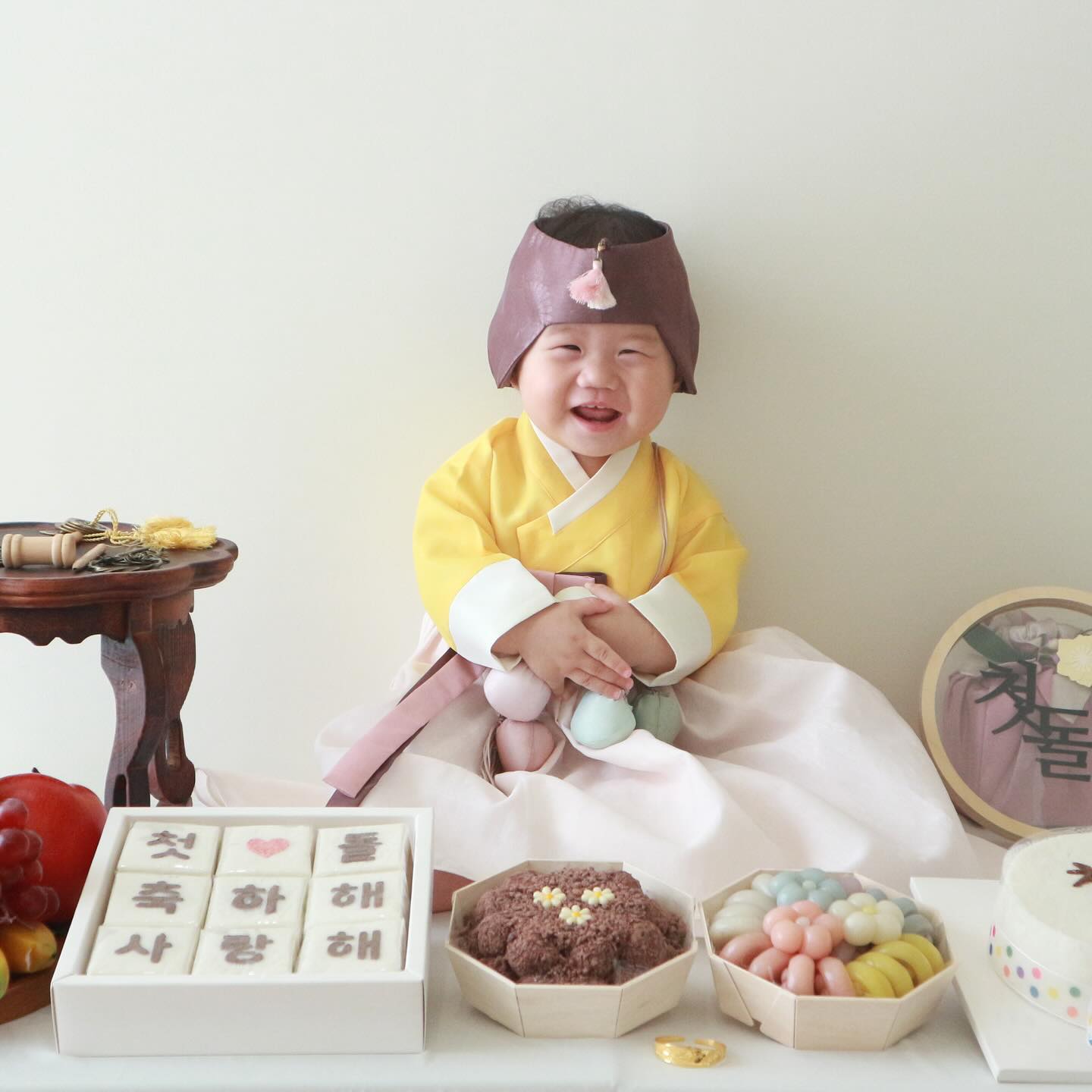 만나는 사람마다 자꾸 여쭤보시기에..

아똥이는 1년전 8월 9일에 태어나
건강하게 잘 커서 가족들과 조용하게 생일파티 잘 했어요 😁

신생아때 코로나,독감 걸린 아빠와 언니들틈에서도
옮지않았구요
접종열이 난거 외에 크게 아프지 않았네요~

지금은 밥 먹으면서 알아서 분유를 끊어버린 먹보구요
가리는거없이 어찌나 잘 먹는지 몰라요 🤭

아, 낯가림이 뒤늦게 시작됐어요.
낯선곳을 가거나 낯선 사람을 보면 경계하고 울어요.

점점 의사표현이 확실해지고 있는데
호불호가 확실하고 고집이 있어요.

더 크면 한고집할꺼같은데 😫

무튼 돌 잘 지냈어요  ㅋㅋㅋㅋㅋㅋㅋㅋㅋㅋㅋ

#돌쟁이 #12개월아기 #hbd
