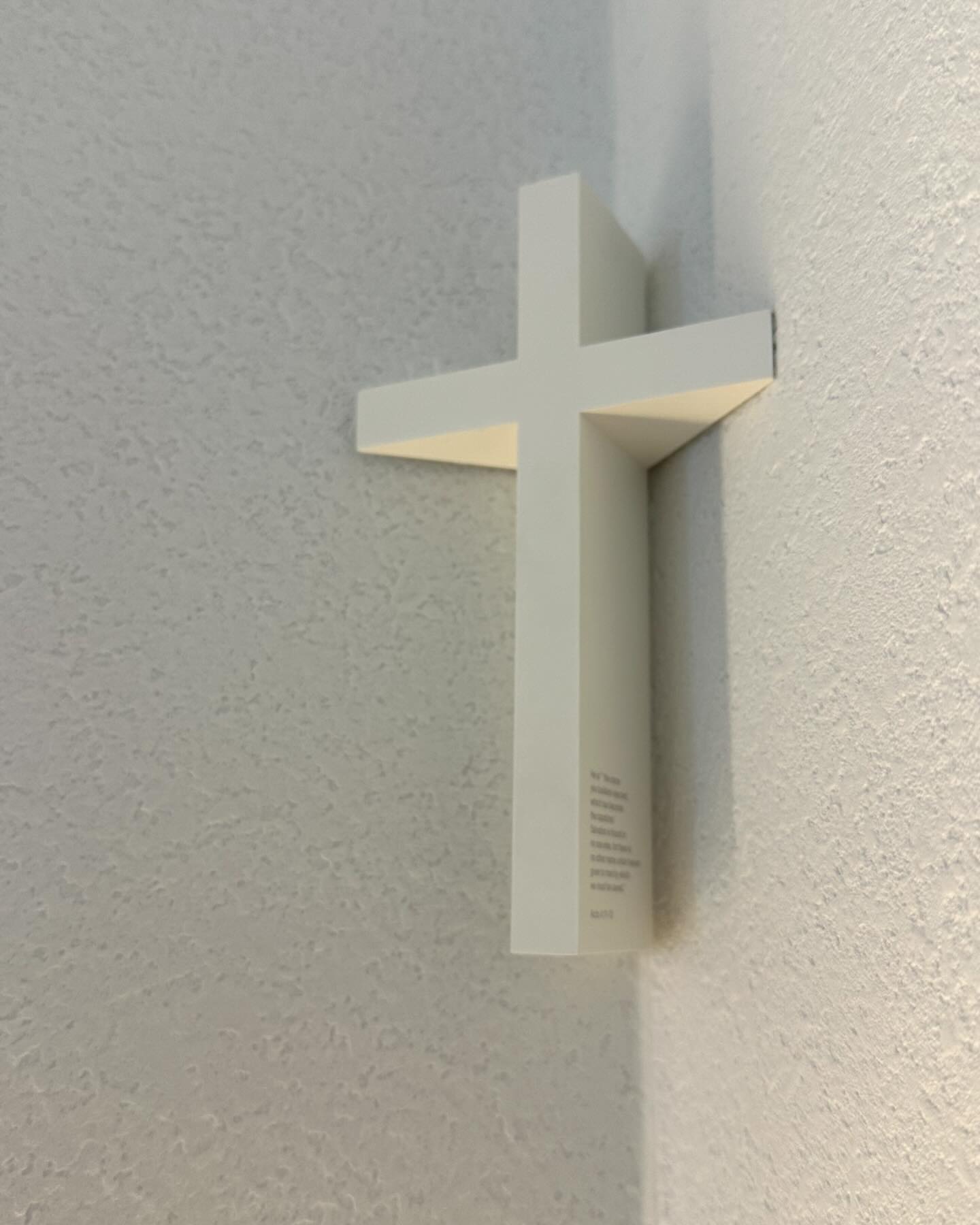 D-2 뉴하우스 ✝️
어떤 사람들은 이사하기전에 손없는날을 따지고 밥솥을 제일 먼저 들여놔야 된다, 소금, 팥 여러이야기가 많지만 ! 지난 주말 우리는 제일 먼저 십자가를 달고 왔다 🫶🏻 (마침 이로케 예쁜 모서리 십자가 선물해 준 친구에게 감사의 인사를 ,,,,🤍) 인테리어 시공도 잘 마무리 짓구, 이사 며칠 안 남은 시점이라 그런지 거실 바라보는데 괜히 뿌듯하고 벅차오름ㅎㅎㅎㅎ 오빠랑 손붙들고 기도하고 나왔다 ! 우리 삶의 중심을 잘 잡구 살자 😇 새로 이사가는 집에서도 좋은 추억 많이 쌓구, 아가 파랑이도 태어날테니 💙 우리 세가족 행복하고 건강하게 🪄