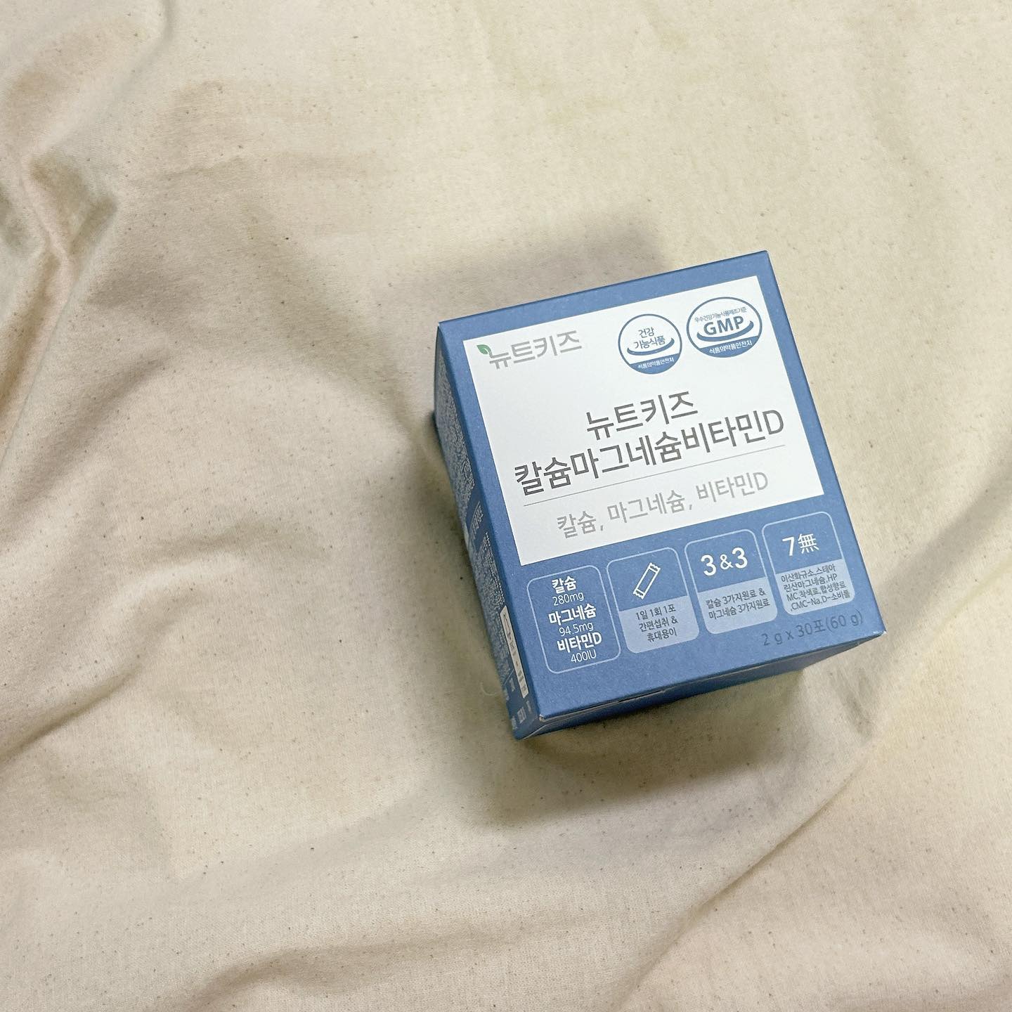 #협찬 #제품제공

🏷 뉴트키즈 칼슘마그네슘비타민D 

-

율빈이는 또래보다 키도 크고 성장도 빠르지만
요새 간식들의 속세의 유혹에 많이 넘어가서
군것질을 많이 하다보니 자연스레 편식도 잦아지고
밥을 많이 먹지 않아요 ㅠㅠㅠ..

그러다가 알게된 뉴트키즈 칼슘마그네슘비타민D !!
성장기 어린이는 칼슘,마그네슘,비타민D는
필수적으로 중요하다고 하더라구요! 
제품제공이지만 꼼꼼한 후기 남겨보도록 할게요♥

뉴트키즈 칼슘마그네슘비타민D 같은 경우에는
1포에 칼슘 280mg, 마그네슘 94.5mg, 비타민D 400IU가
가득 들어있어서 하루에 1포만 먹어도 든든하게 채워지고
칼슘과 비타민D는 함께 섭취할시에 칼슘의 흡수율이 높아진다고 해요!! 😆

칼슘은?
-뼈와 치아 형성에 중요 -정상적인 혈액응고에 필요 등등
✔️ 소화와 흡수에 좋다고 알려진 식물성 해초칼슘
✔️ 글로벌 칼슘원료사 J.M. HuberCal (미국)사 원료
✔️ ISO 9001-FSSC 인증 / Non-GMO 원료 및 글루텐 Free

마그네슘은?
-에너지 이용에 필요 -신경과 근육기능유지에 필요 등등
✔️ 글로벌 마그네슘원료사 미국AIC사 원료
✔️ Novotech Nutraceutical (미국) 원료
✔️ Non-GMO 원료 및 글루텐 Free / 쌀발효분말

비타민D는?
-칼슘과 인이 흡수되고 이용되는데 필요 등등
✔️ 글로벌 비타민D원료사 미국IntraCell사 원료
✔️ 건조효모(비타민D3),미국산
✔️ Non-GMO 및 알러젠free

다 모두 유명한 원료사의 영양제이다 보니 
더 안심하고 먹일 수 있겠더라구요!! 👍🏻

또한, 꼼꼼하게 선별된 부원료와 현직약사와 전문r&d팀이 
함께 직접개발을 한제품이라 안심할 수 있었고,

제일 중요하다고 생각하는 안좋은 성분이 들어있지 않은가
체크 해봤을때 7가지의 안좋은성분이 전혀 들어가지 않았고,
엄격한 품질관리시스템으로 원료선정부터 생산,포장,사후 품질검사 등
모든과정을 깐깐하게 관리하고 있다고 해서 깜짝 놀랐어요!! 🙊

맛도 달달한 딸기우유맛이라 율빈이도 거부없이 잘 먹더라구요! 
하루에 1포만 먹이면 되니 간편하기도 하고
이지컷이라 잘 뜯어지니 여행갈때 챙기기도 유용해요!

율빈이처럼 평소에 편식을 해서 걱정이신 부모님이나,
칼슘,마그네슘,비타민D가 필요한 성장기 어린이의 부모님께
너무너무 추천드려요!!!
(제품제공이지만 내돈내산으로까지 이어질거 같아요♥)

ㅤ

🕊  𝚃𝚑𝚊𝚗𝚔𝚜 𝚏𝚘𝚛 jdhealth_official 

업체로부터 상품을 무상제공받아 작성된 솔직한 후기입니다

-

#뉴트키즈 #뉴트키즈칼마디 #어린이칼슘 #칼슘영양제 #영양제추천 #유아영양제#키성장영양제 #유아칼슘