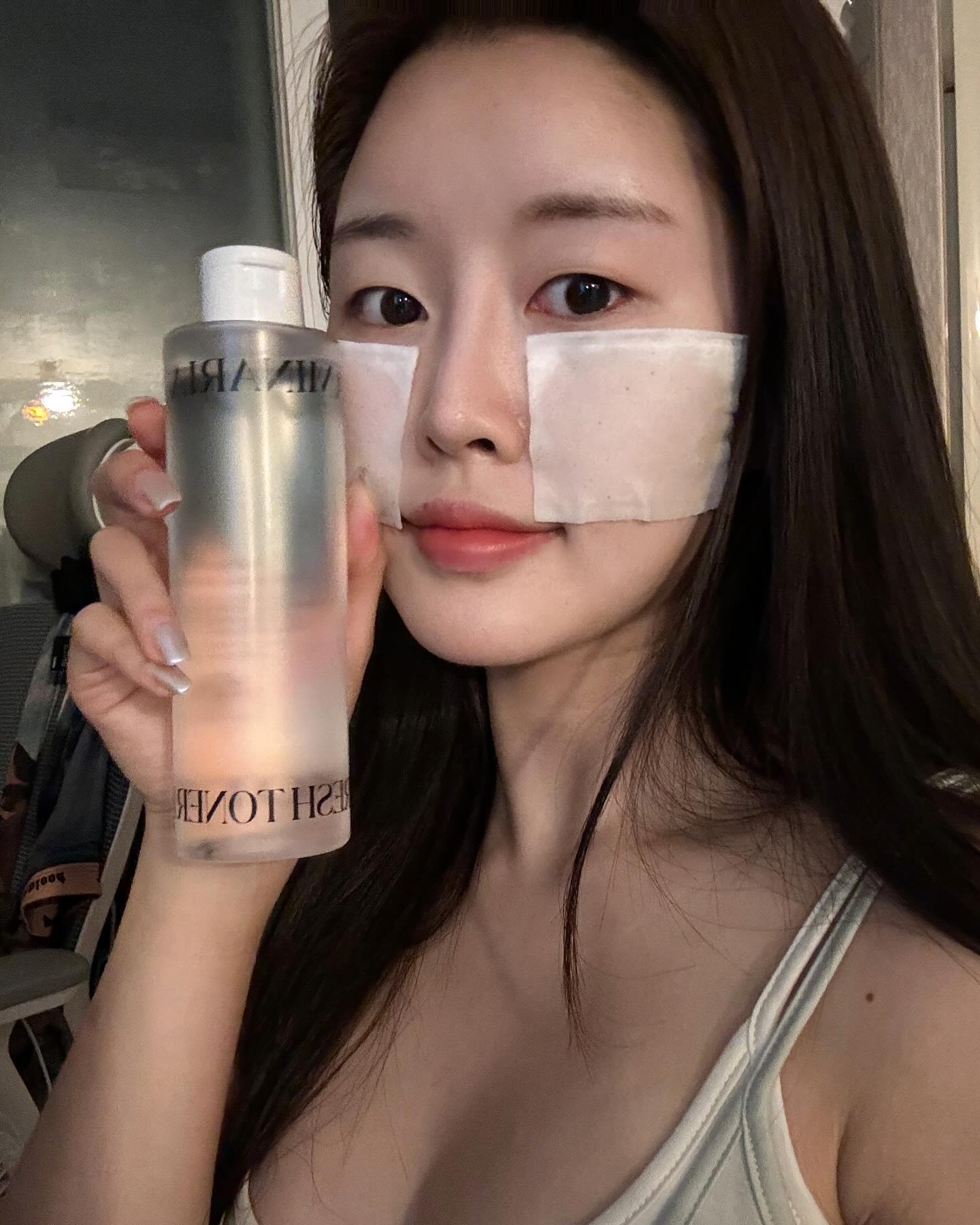 #협찬 shionle

100% 청정해역 완도산 다시마만 사용하는 토너🫧

끈적이지 않고 워터리한 타입으로 
메이크업 전에 사용하기 너무 좋아요 🤤

저자극 테스트는 당연히 통과했고, 
EWG ALL GREEN 등급으로 
안심하고 사용할 수 있는 토너랍니다 💚

특히 락토바실러스라는 콩추출물발효여과물이 첨가되어있는데요. 
피부 환경 개선 뿐만 아니라 
유효성분들의 흡수력을 높여줘서 
토너 이후에 뭘 덧발라도 좋아요 ✨

메이크업 전에 토너팩으로도 너무 추천해요👍

#약산성토너 #토너추천 #수분토너 #수부지토너 #순한토너