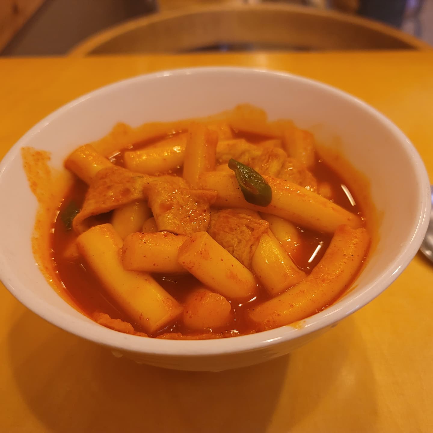 #힐링

애 태권도 보내 놓고 
차를 가지러 가다가 문득 보인
떡볶이 가게
지나치지 못하고 그 자리에서 
호로록 홀릭. 

이런것도 힐링이지 암.