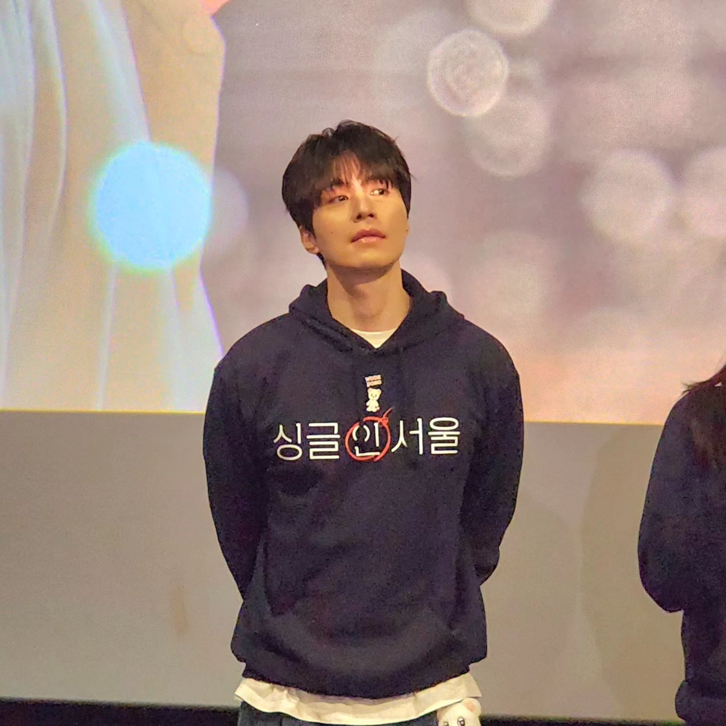 안녕하세요! 영화 리뷰쓰는 블로거 <황씨네> 입니다~
오늘은 2023년 11월 29일 극장 개봉하는 
영화 <싱글 인 서울>의 무대인사 다녀왔어요~^^

시사회로 처음보고 재밌어서 N차 관람을 무대인사로 결정했어요ㅎㅎ

🎬 제목 : <싱글 인 서울>
🔴 등급 : 12세 관람가
🟡 장르 : 멜로/로맨스, 코미디
🔴 국가 : 대한민국
🟡 러닝타임 : 103분
🔴 배급 : 롯데엔터테인먼트
🟡 감독 : 박범수
🔴 주연 : 이동욱, 임수정
🟡 2023년 11월 29일 대개봉❗❗

#싱글인서울 #제철로맨스리뷰 #영화싱글인서울 #이동욱 #임수정 #이미도 #11월29대개봉 

너무 익숙한 얼굴이어서 거리낌 없이 그들의 설렘에 같이 설렐 수 있었던 것 같다. 생각보다 영화는 잔잔하고 로맨스도 약간의 썸을 가진 정도로만 머물러 있다. 누군가가 봤을 때는 자극적인 부분이 없어서 재미가 다소 떨어질 수도 있는데, 어떤 이들에겐 오히려 잔잔한 부분에 더 설레할 수도 있을 것 같다. 확실한 건 무난하게 뭔가 걸림 없이 보기에 편한 작품이라는 것이다.

무공해 청정 로맨스

영상 이미지도 맑고 스토리도 맑고 배우의 웃음도 맑다..

말 그대로 무공해 청정 로맨스다. 연출된 장면들이 배우들에게 딱 맞는 옷을 입는 듯한 느낌을 받았고, 빛의 활용도가 높아 보인다. 풍경 속에서도 가을이 나와서 시기적절한 것 같고, 서울의 정취를 느낄 수 있는 배경들이 뒤 받침 돼서 따스한 봄날같이 느껴지기도 한다. 전체적으로 밝은 분위기가 나는 작품을 오랜만에 보는 것 같다. 그만큼 피로도가 없이 볼 수 있는 예쁜 로맨스가 아닌가 싶다. 

🔴줄거리 소개🔴

“나한테 딱 맞는 사람은 나밖에 없어, 싱글이 답이다!” 혼자 걷기, 혼자 쉬기, 혼자 먹기, 혼자 살기… 혼자가 좋은 파워 인플루언서 ‘영호'(이동욱) “사실 혼자인 사람은 없잖아요” 혼자 썸타기, 나 홀로 그린 라이트… 유능한 출판사 편집장이지만 혼자는 싫은 ‘현진’(임수정) 싱글 라이프를 담은 에세이 <싱글 인 더 시티> 시리즈의 작가와 편집자로 만난 ‘영호’와 ‘현진’. 생활 방식도 가치관도 서로 다른 두 사람은 책을 두고 사사건건 대립하면서도, 함께 보내는 시간이 나쁘지만은 않은데…? 서울, 혼자가 좋지만 연애는 하고 싶은 두 남녀의 싱글 라이프가 시작된다!