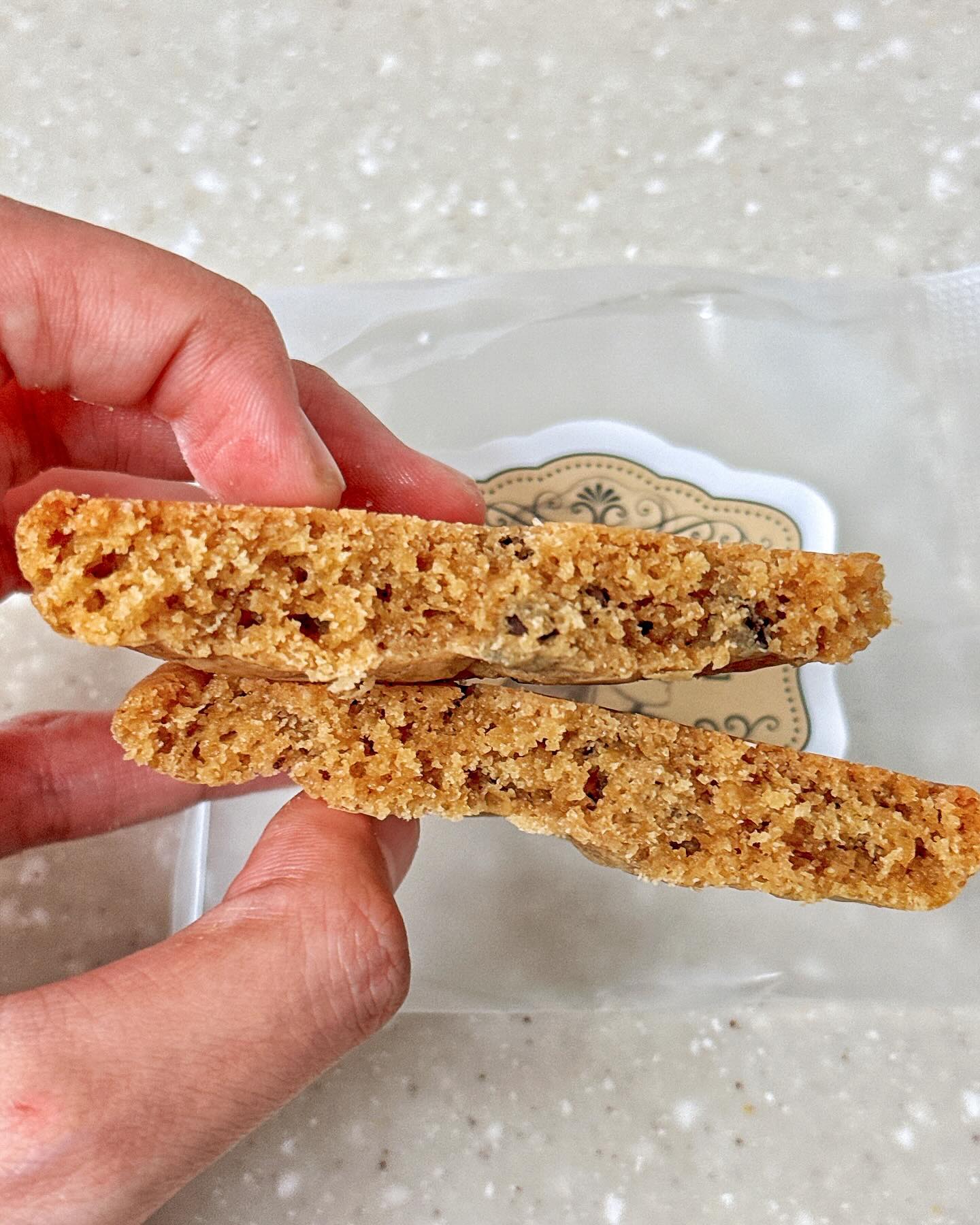 #협찬

답례품 & 선물로 좋은 쿠키🍪
건강한 재료로 정성스럽게 구운 수제쿠키 소개해드릴게요✌🏻

외국 유명 아카데미 및 학교에서 베이킹 전문 교육과정을
모두 수료한 파티쉐가 직접 개발하고 구워낸 제품이라
보장된 맛👩🏻‍🍳

숲속을 헤매던 헨젤과 그레텔이 마녀가 아닌 카타리나를
만나게 된 이야기가 담겨있는 선물인데요
감성 가득하쥬 ?🩵

박스와 쿠키 모두 고급스럽고 달콤하지만 꾸덕한 느낌의
수제쿠키라 아메리카노랑 찰떡이에오☕️

KATHARINA@ 검색하면 홈페이지도 구경할 수 있으니
평소 간식거리가 필요하셨던 분들이나 답례품 & 선물을
고르고 계셨던 분들은 고민하지말고 수제쿠키 선물해보세요🍪👩🏻‍🍳

쿠키는 https://smartstore.naver.com/katharina/products/9379924728