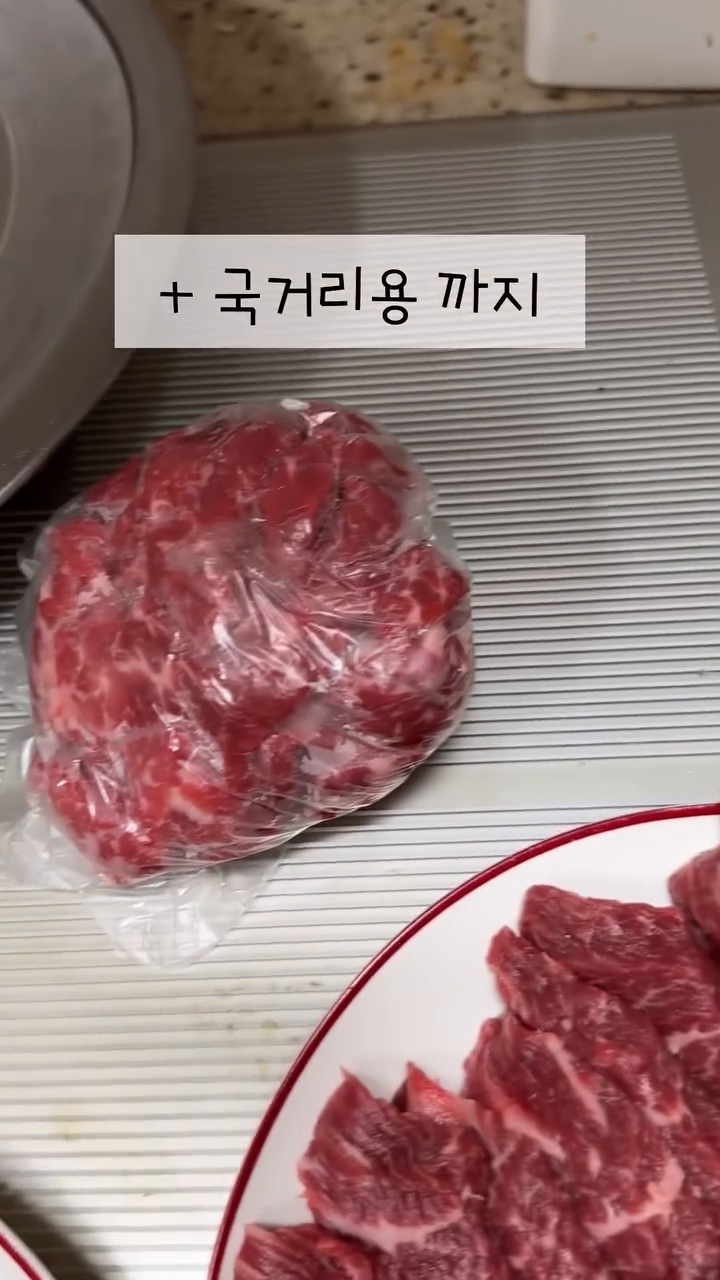 #고기소개

요즘 인스타에서 핫한 #코스트코소고기 손질하는 영상 보신적있나요?😆
얼마전에 남편이 공유해주길래.. #직접해줘라 했지요 ㅋㅋㅋ

우리도.. 애들도.. 소고기 넘넘 좋아하는데 자금의 압박이..🥹
#요알못남편 을 설득해 못먹을셈치고 제일 작은(?) #본갈비살덩어리 2.5kg 정도 되는걸 사와서 기름 제거하고 구워먹어봤어요. 

와〰️〰️〰️👏🏻👏🏻👏🏻👏🏻👏🏻
와〰️〰️〰️👏🏻👏🏻👏🏻👏🏻👏🏻

그저 감탄만..👍🏻👍🏻👍🏻

살살 녹아요. 넘넘 맛있어요😋

중간에 기름칠이 필요해서 #음쓰봉지 에 넣었던 기름을 다시 꺼내서 칠하고,, 그런데!! 생각보다 음쓰봉지 안에 살코기가 많더라고여? 아깝다싶어서 다시 꺼내 구워봤는데.. (음쓰봉지가 새거였어서 가능) 와우~!!👏🏻👏🏻 넘맛있어요~~🫶🏻

100g에 2천원대였는데 이렇게 맛있다니👏🏻👏🏻 앞으로 자주 먹어질것같아요?!!🤣 (손질은 남편시켜야지 ㅋㅋ)

양이 꽤 많아서 두번은 먹고 국도 끓이고 할 줄 알았는데 첫날에 네2키로 가까이나 먹고 얼마 안남았더라고요🤣

근데 문제는.. 맛있게 먹겠다고 후드 없는 식탁 위에서 돌판에 구웠더니 연기가 아주..🤣🤣💨💨💨 (영상 마지막 #뿌염주의 🚨)

고기 자주 구워먹는 우리집엔 #휴대용후드 가 필요하겠다며.. 없으면 우리가 만들어서팔자~!! 했는데 이미 있네요?! 🤣🤣 혹시 써보심분 계시면 성능 어떤지 정보좀 주세요 ㅋㅋ 정말 절실합니다😂

오늘부터 불금에 본격적인 #크리스마스연휴 시작이네요~🎄
저희는 이미 아구찜을 시작으로 불금을 즐기고있습니다😆
날씨 너무너무 추운데 건강 조심하시며 즐거운 연휴보내세요〰️〰️ 메리크리스마스🤶🎄🎄

kjhqueenka 
kjhqueenka 
kjhqueenka