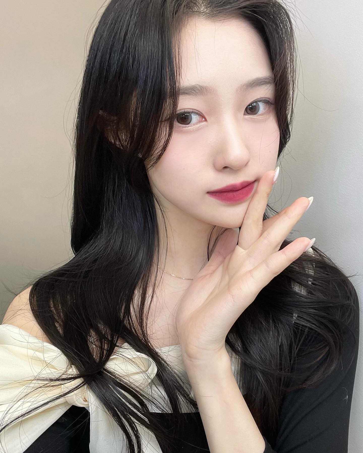 #제품협찬 선명하고 오묘한 눈망울을 만들어주는 튜렌즈 루시드그레이🤍 투명한 그레이 컬러로 우아하고 세련된 무드를 연출해줘요✨

컬러가 고급스럽고 맑은 느낌을 줘서 넘 좋았어요! 그래픽 직경 12.5mm이지만, 체감 직경 12.8mm로 스몰~미디움 직경 선호하시는 분들에게 추천드립니당🫶🏻 

소프트한 컬러와 깔끔한 디자인으로 유행 타지 않는 베이직 렌즈여서 데일리로 끼기 좋아용🫧 58%의 높은 함수율과 자외선으로부터 보호해주는 UV 차단 기능도 있답니당
_
#츄렌즈 #윙크렌즈#에어리로즈 #chuulens #요정렌즈 #루시드그레이