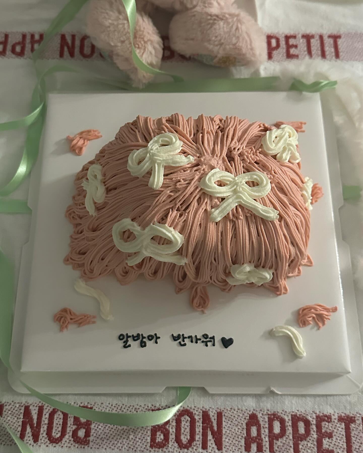 알밤아웃. 🌰🎀 
20주가 된 기념으루 
친할모니가 알밤 태몽 꾸시고 추석 되자마자 알게된 알밤이. 
10월초 오빠 생일에 일본여행 가는데도 
얼떨결에 따라간 알밤이 (ㅋㅋ) 
엄마가 준 솔빈이랑 나 입었던 배냇저고리부터 이모 삼촌들이 선물해준 귀여운 옷들 알밤이 넌 복 받았다 벌써부터!
스벅에서 공주알밤+자허블 많이 먹었는데 말이 씨가되서 딸랑구인 알밤쓰 5월말에 건강히 만나쟈 🎀👶🏻🫧🫧🎀