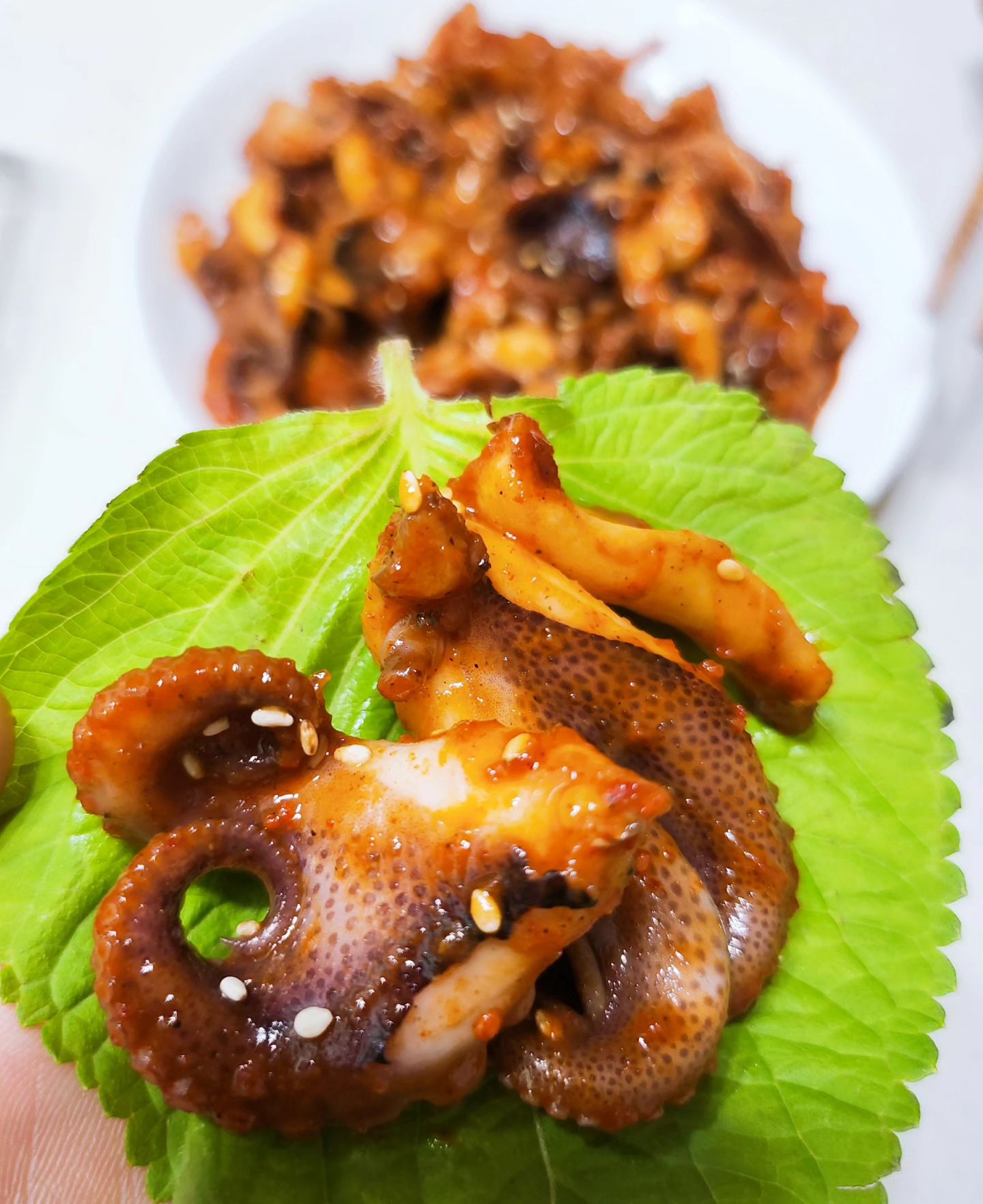 #광고 #에브리쿡양념불쭈꾸미 

이건 정말 술안주 야식으로 절대 참을 수 없죠

에브리쿡 양념불쭈꾸미는 진짜 쭈꾸미가 
오동통통 엄청나게 실해서 만족~
​다른 부재료도 없이 쭈꾸미만 들어있는데도 
완전 푸짐하고 양념도 많아서 좋더라구요.

▪️조리 방법​
1. 포장 상태로 물에 담궈 30분~1시간 해동해주세요.
2. 예열된 프라이팬에 식용유를 둘러주세요.
3. 양념불쭈꾸미를 넣고 중불로 맞춰주세요.
4. 약 5~10분간 조리해주세요.
기호에 따라 각종 야채를 넣어드셔도 좋구
소면을 삶아서 비벼 먹어도 맛있답니다.

냉동보관 식품이라 보관과 섭취가 편하고 
2~3인분 기준의 양인데 엄청 푸짐해서 반찬이나 
술안주ㆍ캠핑용으로 활용하면 너무 좋겠어요

​오동통한 쭈꾸미의 다리가 탱글 탱글 살아있어서
조리하면서도 많이 쪼그라들지 않아서 
진짜 정말로 만족 대만족 스러웠어요~~~~

✔️​안심할 수 있는 HACCP 인증된 식품이라~ 
소중한 우리 가족들에게 믿고 먹일 수 있는 제품이에요.
볶아주기만 하면 완성되는 양념불쭈꾸미의 맛!
이건 절대 흉내낼 수 없은 최고의 맛이더라구요...

​저는 간단하게 양배추와 양파 그리고 불맛의 단짝친구ㅋ 
닭발을 삶아서 같이 넣고 볶아주었는데요...
와~~~ 정말 이  조합은 환상 이상의 맛이에요.

다양한 추가 재료들을 추가해서 간편하게 초스피드로
볶아주기만 하면 훌륭한 요리가 완성되어 맛있게
즐길 수가 있어요. 

따끈따끈한 흰쌀밥만 준비하면 풍성한 식탁을 
차릴 수 있고~ 에브리쿡 불쭈꾸미만 있으면 
간단조리 쭈꾸미볶음 만들기가 뚝딱 가능히니...

야식만들기 술안주 만들기ㆍ캠핑음식으로도 이보다
더 편하고 좋을 수 없는 실패없는 쭈꾸미 레시피 !
불쭈꾸미 밀키트추천 해요

쫄깃한 양념불쭈꾸미 로 스트레스 확 날려버리세요!

#에브리쿡 #양념불쭈꾸미 #쭈꾸미레시피 #캠핑음식
#쭈꾸미볶음만들기 #간단조리 #술안주 #야식만들기
#밀키트추천 #불쭈꾸미 #쭈꾸미볶음