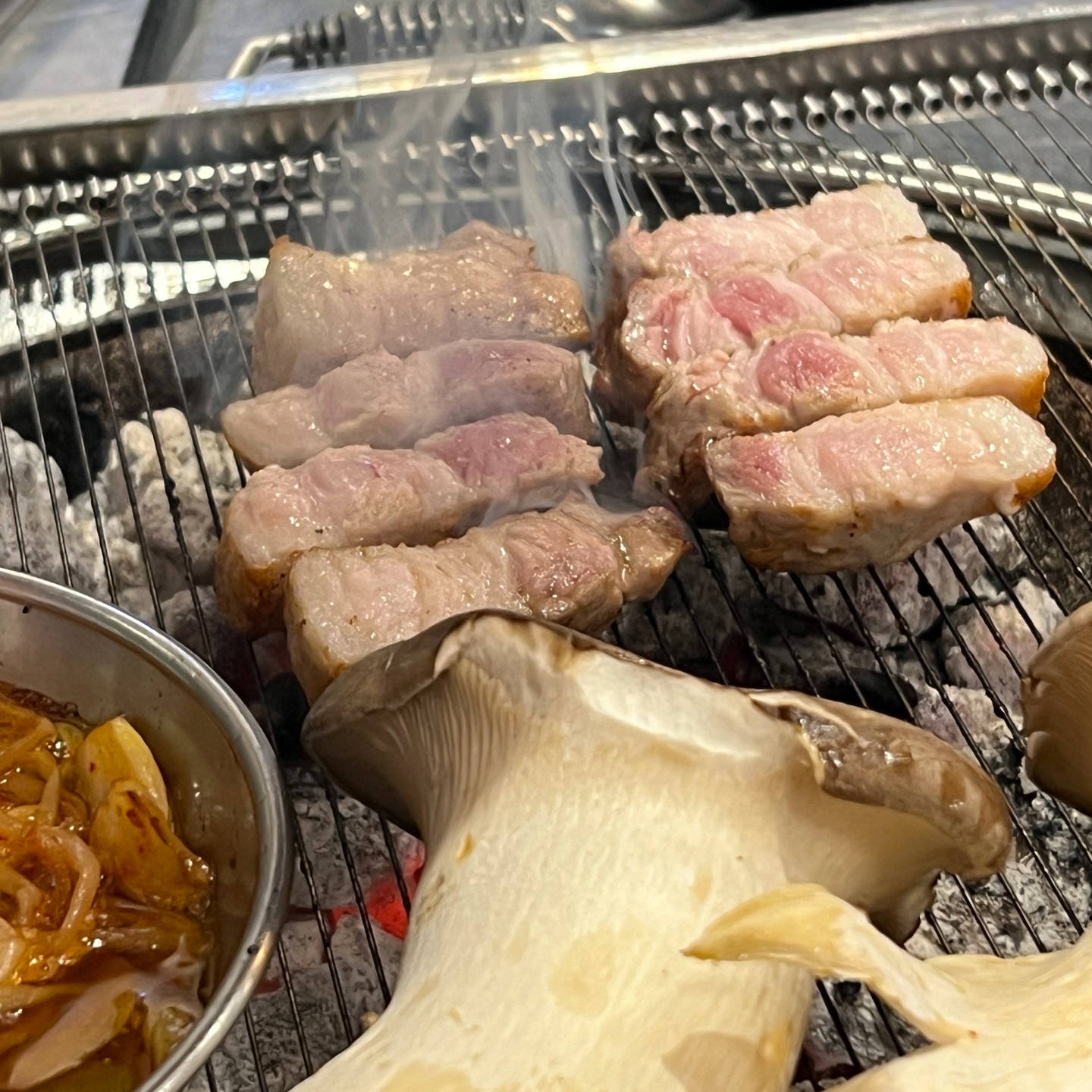 구디 고깃집 하면 식껍!!
진짜루 쫄깃하고.. 육즙팡팡~
먹자마자 감탄이 ㅠㅠ
오돌갈비 오돌오돌 식감 너무 좋고요
된장찌개에 밥말아서 마무리!

둘이서 네병 털고왔어요 하하

#먹방 #먹스타그램 #jmt #식껍 #구디맛집 #구로디지털단지맛집 #구디역맛집 #구디고깃집 #구로디지털단지고깃집 #구로디지털고깃집 #구디식껍