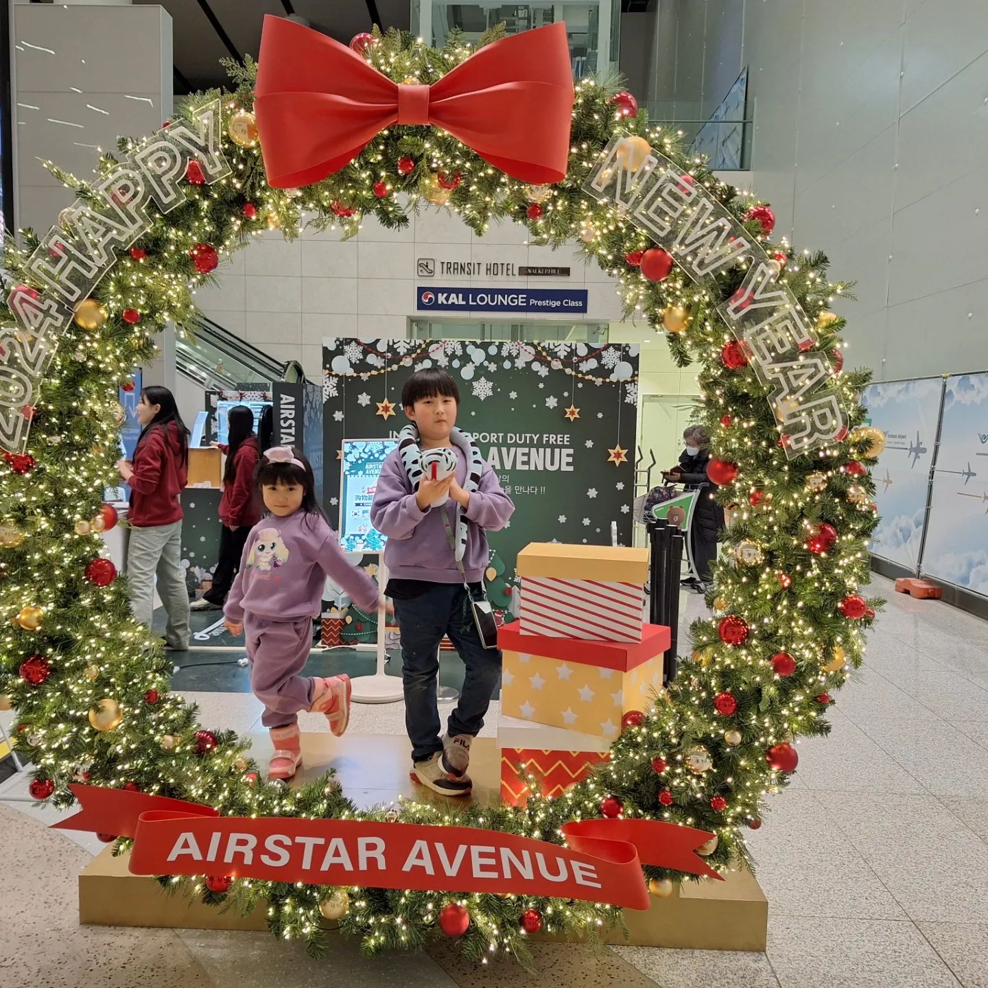 #홍콩8박9일 #홍콩뿌시기 🎅🎄
#크리스마스 는 홍콩이지! 10년만에 가는 #HKG ❤️ #대한항공 ✈️ 지연이라 계속 뭐 먹으면서 대기중 😅 방금 드뎌 탑승시작! 라운지 두둑히 먹었지만 기내식도 🍱빼먹을수 없지! #홍콩디즈니랜드 엘사공주님 기다려주세요 ❄️