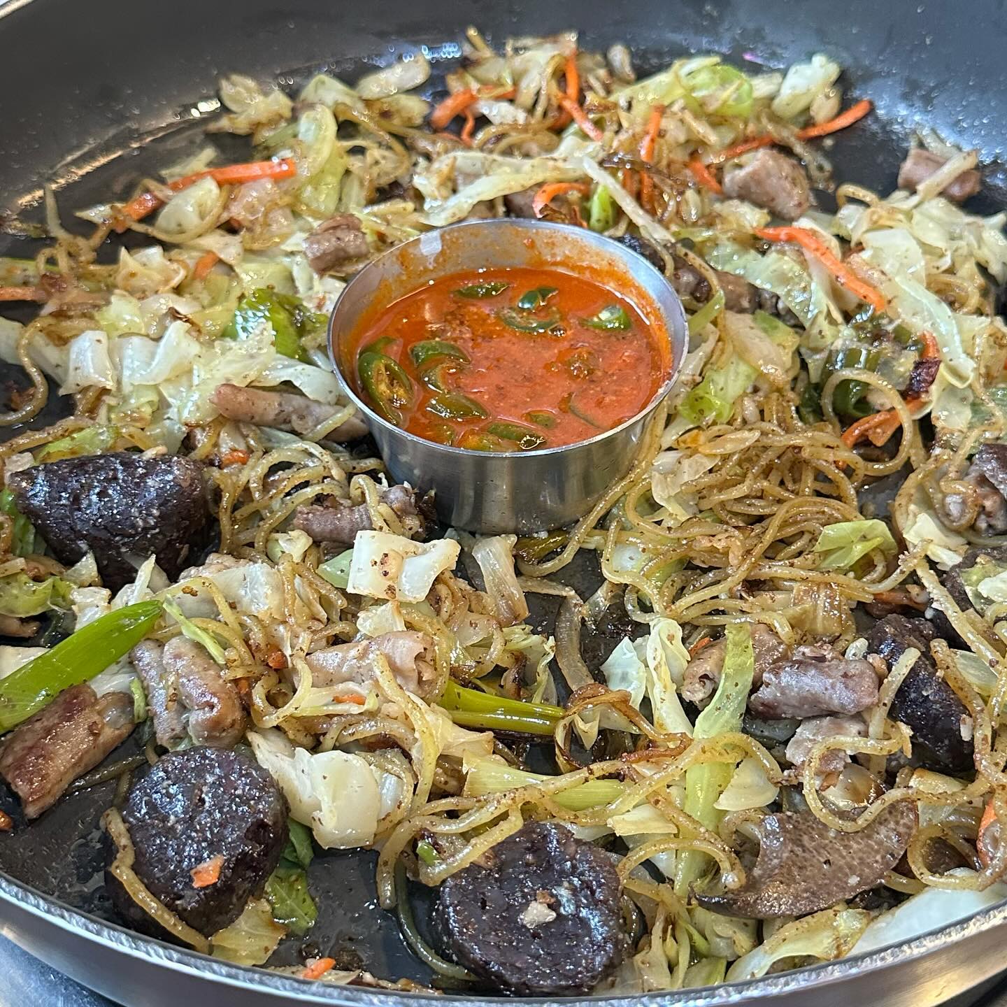 😻부평에서 백순대에 한잔? 친구 태그하고 약속 잡으세요!
⠀
⠀
😻배민 구경하다가 후기 보고 찜해두었던 곳이에요 주문 즉시 바로 조리해서 주시고 양도 많아요
⠀
⠀
⠀
😻안주로 시킨거라 얼큰순댓국도 먹었는데 건더기 양 장난없고 칼칼한게 소주가 그냥~
곱창볶음 잡내 하나 없고 고소하며 소스에 찍어먹으니 매콤했어요
⠀
⠀
⠀
😻화려한 공간은 아니지만 오랜만에 친구랑 편하게 웃으며 소주와 함께 이야기 나눌 수 있는 그런 정감있는 곳이에요
⠀
⠀
😻 사장님도 무지 친절하십니다!
⠀
⠀
⠀
⠀
🥢백순대본가새맛 부평점
🥢인천 부평구 부일로 16 1층102호
🥢부개역 2번 출구에서 772m
🥢부평역 1번출구에서 부개역 방면으로 도보 10분 네비에 ’부평백순대‘ 또는 ’부개백순대‘ 으로 검색고고

#부평백순대 #백순대본가새맛 #부평맛집 #부평혼밥 #부평순대국