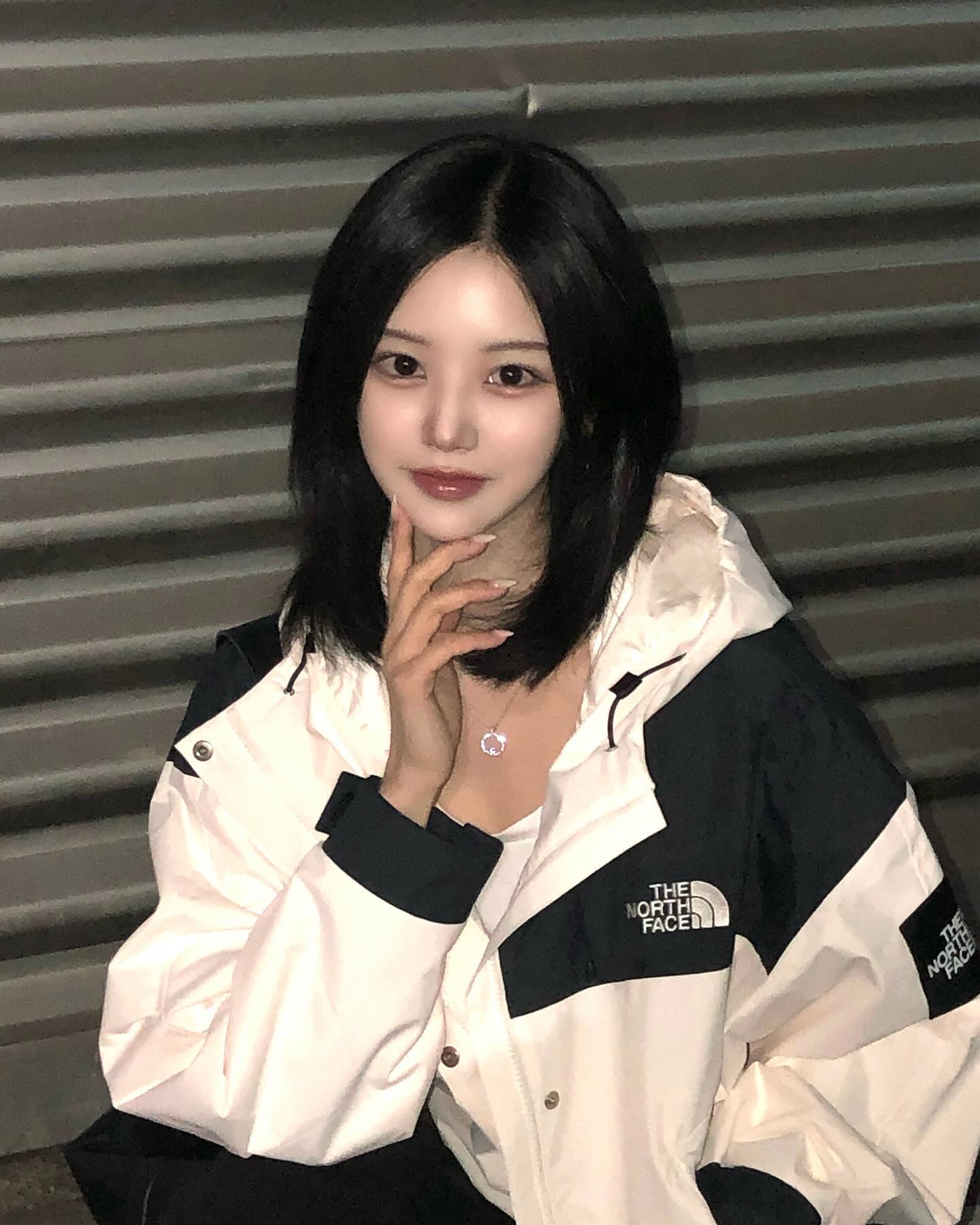 #광고 thenorthface_whitelabel 
다가오는 봄에는 역시 전소미와 이서가 픽한
노스페이스 화이트라벨 여성 베이든 자켓..🖤

크롭기장으로 제작되어서 다리 길어보이는건 기본이구
특히 고프코어룩 좋아하는 사람들 강츄...!
귀여움과 힙함 둘 다 잡을 수 있다구요⭐️

DRYVENT 원단으로 방수, 방풍, 투습 기능까지 있어
올 봄 내내 입기 좋아요👍🏻

#노스페이스 #노스페이스화이트라벨 #여성베이든자켓 #베이든자켓 #전소미자켓 #이서자켓 #전소미바람막이 #이서바람막이 #마운틴더숏 #노스페이스바람막이 #크롭바람막이 #고프코어 #여자바람막이 #여성바람막이 #바람막이 #숏바람막이 #봄자켓 #10대바람막이 #숏바막 #스트릿패션 #패션코디 #오늘의패션 #ootd