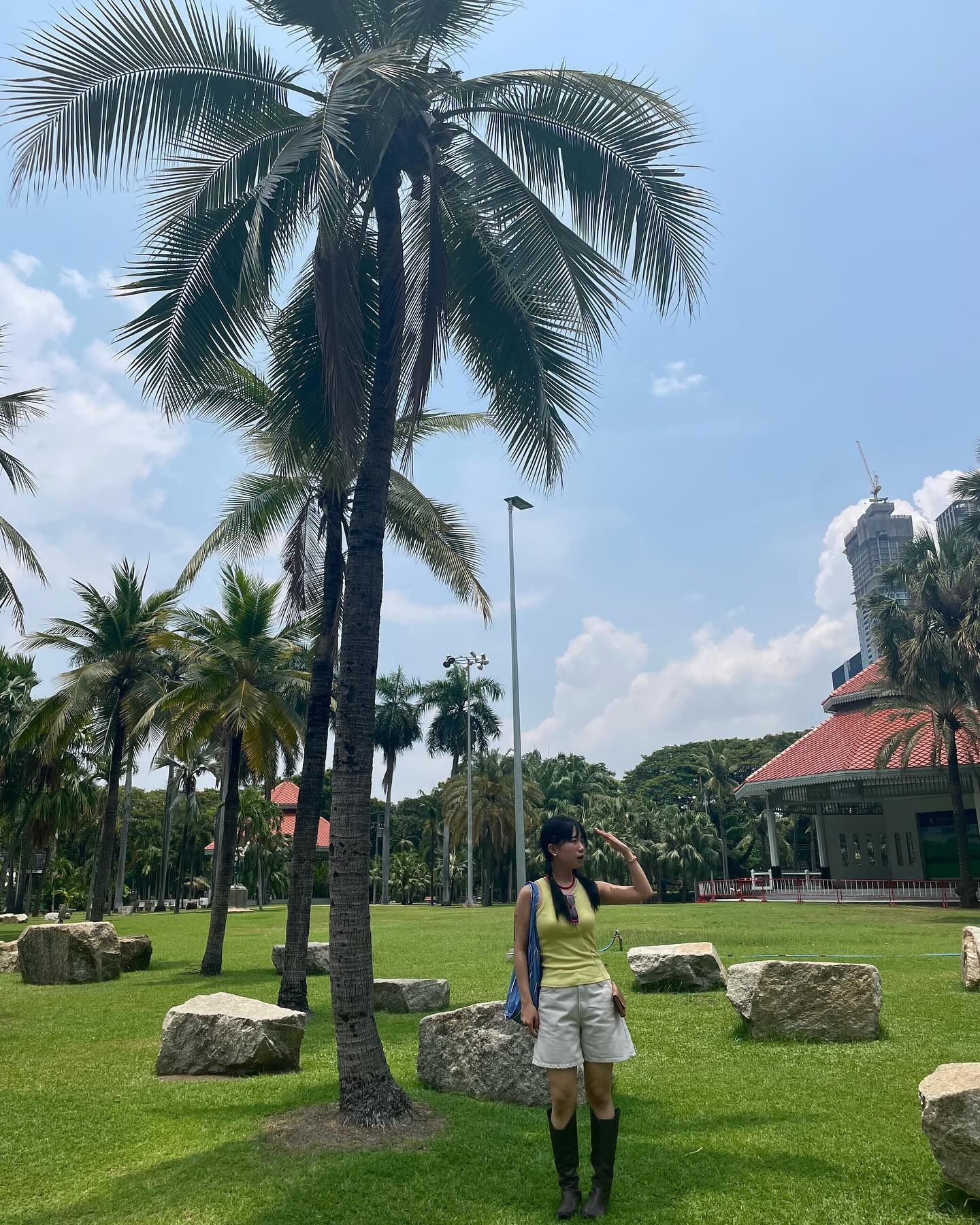 🇹🇭 DaY 2
: 룸피니 공원에 살고있는 왕도마뱀을 봤어요🦎🍞
습하고 더운 40도 날씨에 30분을 걸어 도착한 센트럴월드, 엠버시, 시암스퀘어에서 다양한 브랜드와 제품을 구경했다〰️

바이욕 스카이 호텔에서 식사와 전망은 정말 최고였다🌞
그리고 야시장에서 흥정이 제일 재미있었다. 일단 비싸면.. 울상