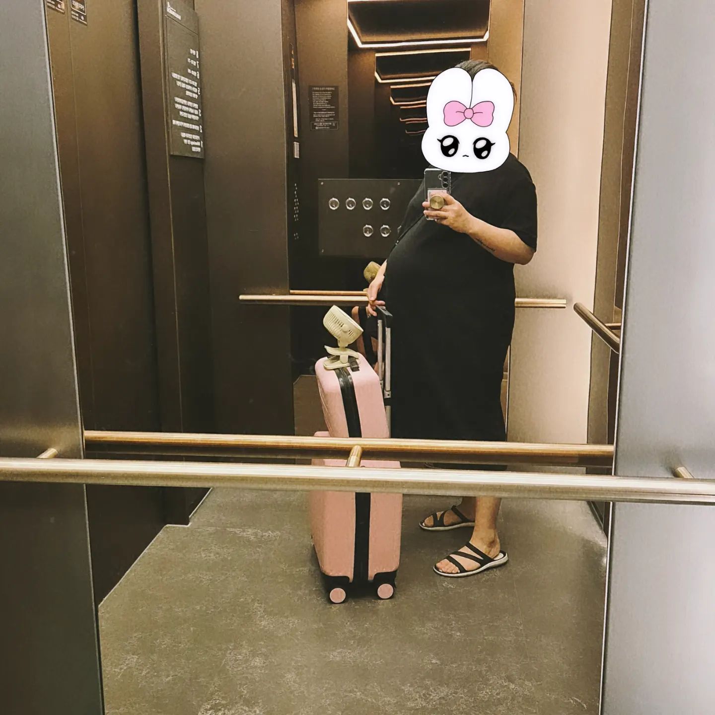 #38주0일출산

설레고 긴장되고 떨리는 마음이 한가득. 
무슨 기분인지 잘 모르겠고 🥲. 
꾸몽이 잘 있겠지? 남편이 잘 보겠지? 
이런저런 생각들이 머릿속을 떠다니네.

30분 뒤면 엄분이 만나러 가는데, 🤰
우리 아가 건강하게 만날 수 있겠지? 🤱
아프지 않고, 건강하게 만나자.

별별 걱정들이 밀려오지만, 다 잘 될 거라고 믿자!! 🙏🏻

#출산준비 #38주0일 #설렘 #긴장 #떨림 #곧만나요 #건강하게만나자