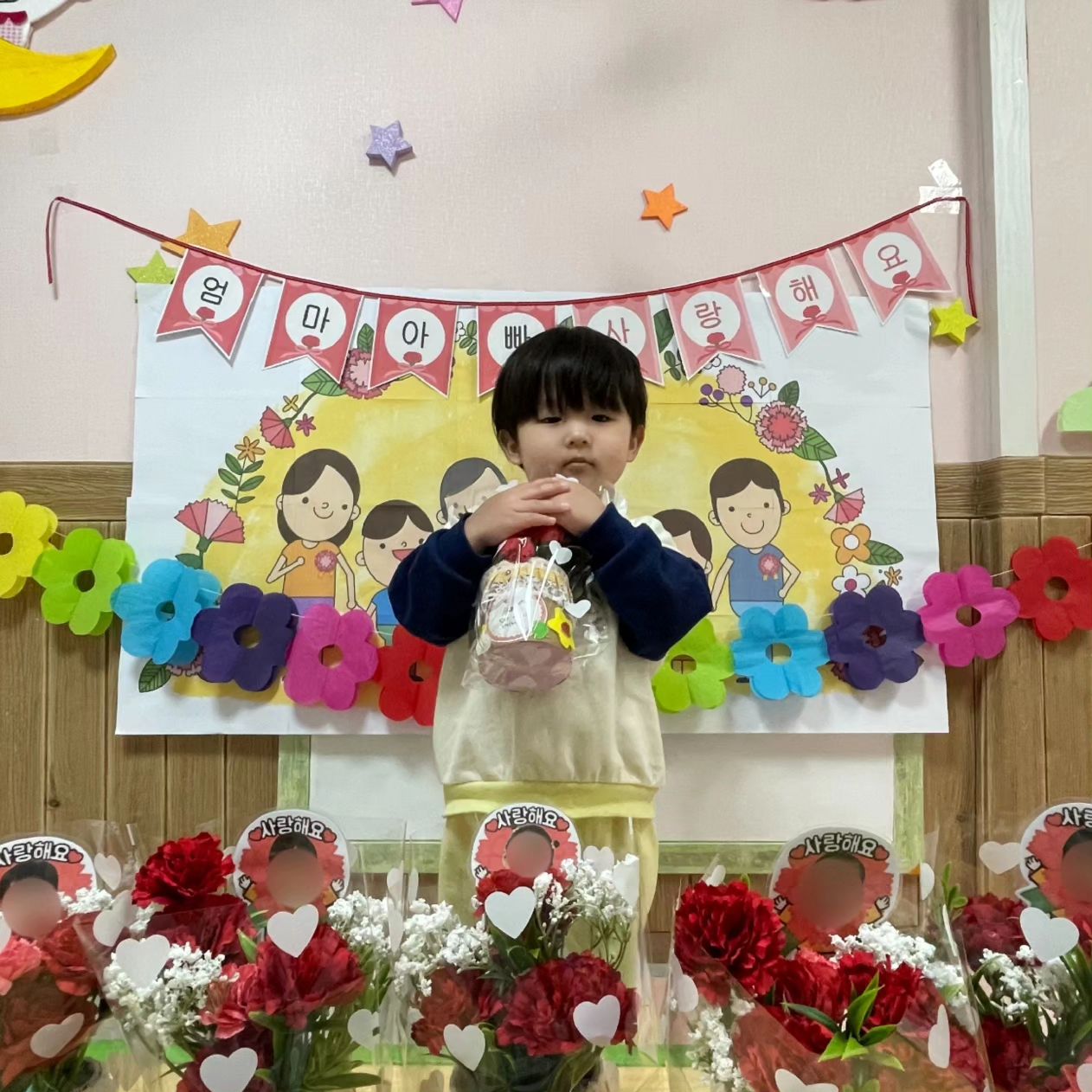 𝙷𝚢𝚎𝚘𝚗 𝙶𝚢𝚞 ♥ 𝟸𝟶𝟸𝟹 𝟶𝟻

똑띠씨의 소중했던 지난 5월✨️

다양한 활동을 많이 했던 5월이라 똑띠씨에겐
더 즐겁고 신나는 매일매일이 아니였을까싶다👍🏻

어눌하지만 친구들의 이름도 이야기해주고,
친구들 보고싶다는 표현도 하고 마니 컸다..🤭🩵

샘도 많아져서 담임선생님이 다른 친구와 상호작용하면
선생님 어깨를 톡톡치곤 손하트 해준다는 똑띠씨🫶🏻
애교를 부리는것도, 애정표현도 훨씬 잦아짐ㅋㅋㅋㅋㅋ

촉감에 예민했었는데 물감찍기도 야무지게 잘하고
손으로 무언갈 만지고 하는것이 많이 좋아졌다고해서
난 얼마나 다행이고 마음이 놓이는지 모른다🥹🩵

5월 한달 거의 기침을 달고 살아서 속상했는데
지금은 많이 나아진 것 같아 다행!!

똑띠씨가 더 많이 성장한 5월😚

#똑띠씨의_어린이집_생활