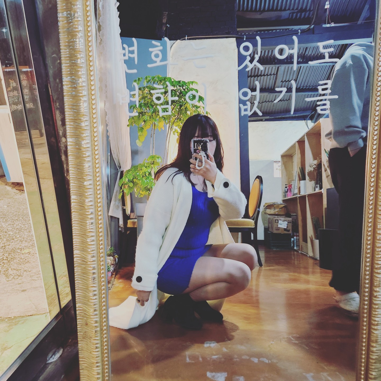 #광고 #광고협찬 #어셀브 #여성가을코디 #여성룩추천 #여성의류쇼핑몰 #여자옷사이트추천 #여자원피스추천

예쁘게 입고 사진을 찍어본 '나'님 
어셀브에서 미니 원피스를 입어 보았습니다!
정말 여성스럽고 데이트룩에 어울릴 듯한 원피스~ 
생상은 아이보리, 블랙, 그레이, 브라운, 블루, 그린으로 구성되어 있으며,
제가 선택한 색상은 블루였어요!

안어울릴거라고 생각했는데...
톡톡상담하기에서 코디 물어보았었거든요! 여러가지 추천해주셨고 거기서 블루로 결정하였습니다.

너무 잘 어울리지 않나요?!
어셀브 상담하기 너무 친철하게 해주셔서 감동 먹었다는건 사실>_<

어셀브에서 예쁜 옷 입고 데이트 해보시는건 어떠하실까요?

(뱃살은 못본걸로해주세욤!)