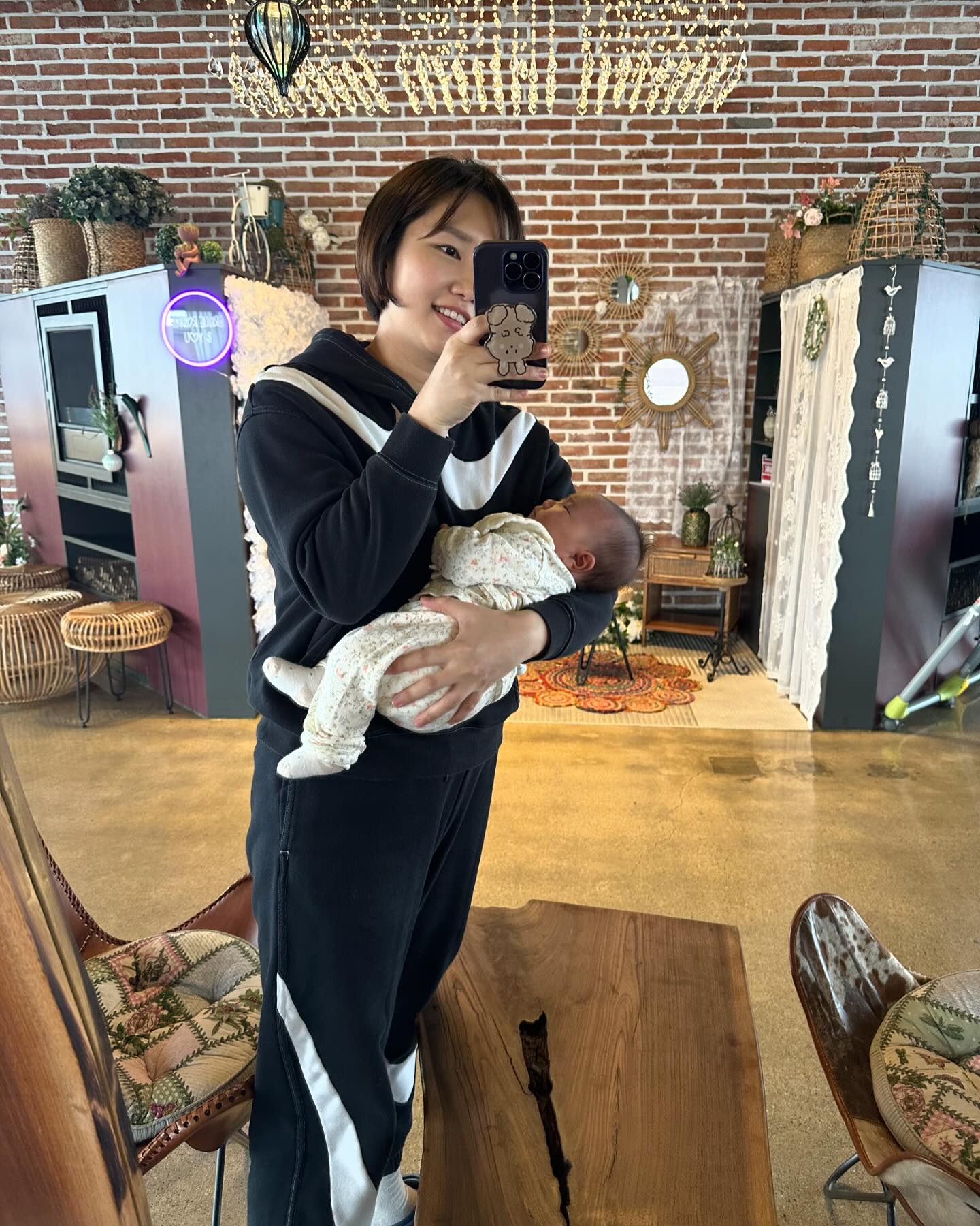 이쏠이랑 두번째 카페는 브릭루즈
성미이모와 함께😉ㅋㅋㅋㅋ
브런치먹으러 고고띵
울 효녀 😘엄마랑 친구랑 밥먹으라고
카페에있는 내내 주무심 
고마워…💕
#브릭루즈 #생후49일 #내일50일❤️ 
#파주맘#두찌맘