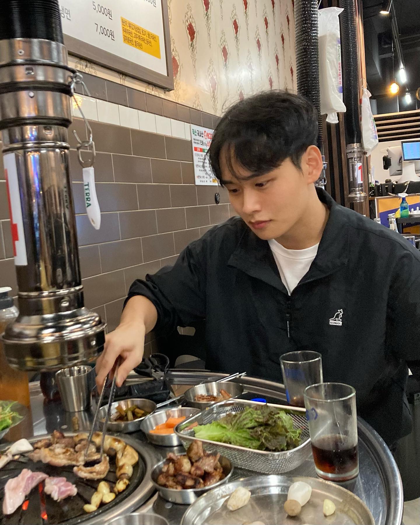#덕산뒷고기

칠곡3지구에 위치한 가성비 대박 고기집🐽😍

꼬소하고 쫄깃한 뒷고기가 1인분에 5500원!!👀
둘이서 뒷고기 4인분에 된찌, 주먹밥까지 야무지게 먹었어요

친절한 직원분들과 넓은 내부와 넉넉한 테이블 덕에 편안하게 식사했어요😋

삼겹살, 냉삼, 물냉면, 얼큰오뎅탕 등등의 메뉴도 준비 되어있어요😚

단체모임이나 회식장소로도 제격👍

🏷️덕산뒷고기 칠곡본점
🏡 대구 북구 동천로 128-12
⏰ 매일 17:00 - 02:00 연중무휴

#칠곡뒷고기 #칠곡덕산뒷고기 #칠곡고깃집 #칠곡고기맛집 #칠곡3지구맛집 #칠곡뒷고기맛집 #대구고깃집 #칠곡술집 #칠곡3지구술집 #칠곡회식