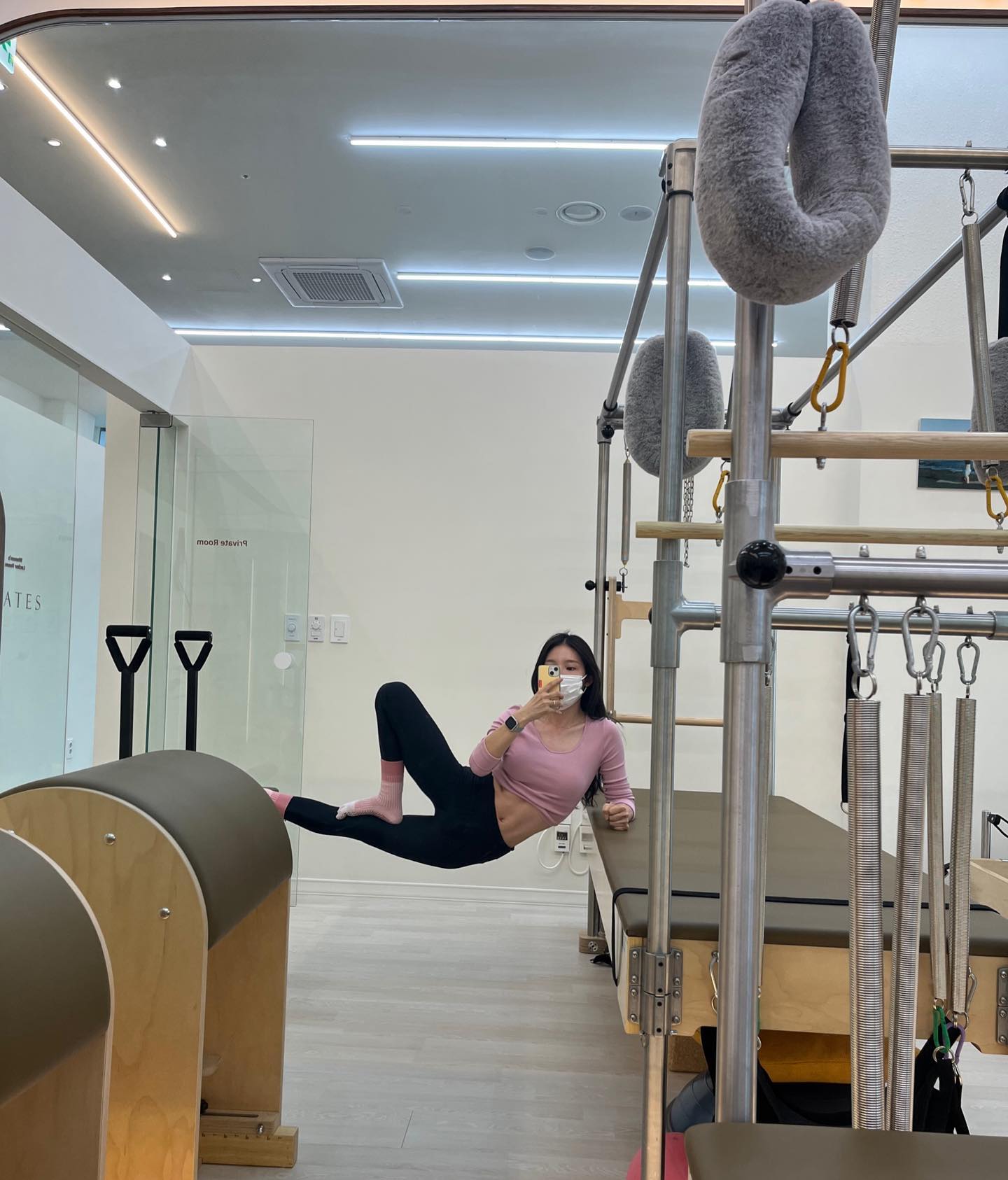 ⭐️오늘의 착장⭐️
상의: blackup
하의: 디스커버리 레깅스 
양말: 젝시믹스 

장소 : SJ PILATES