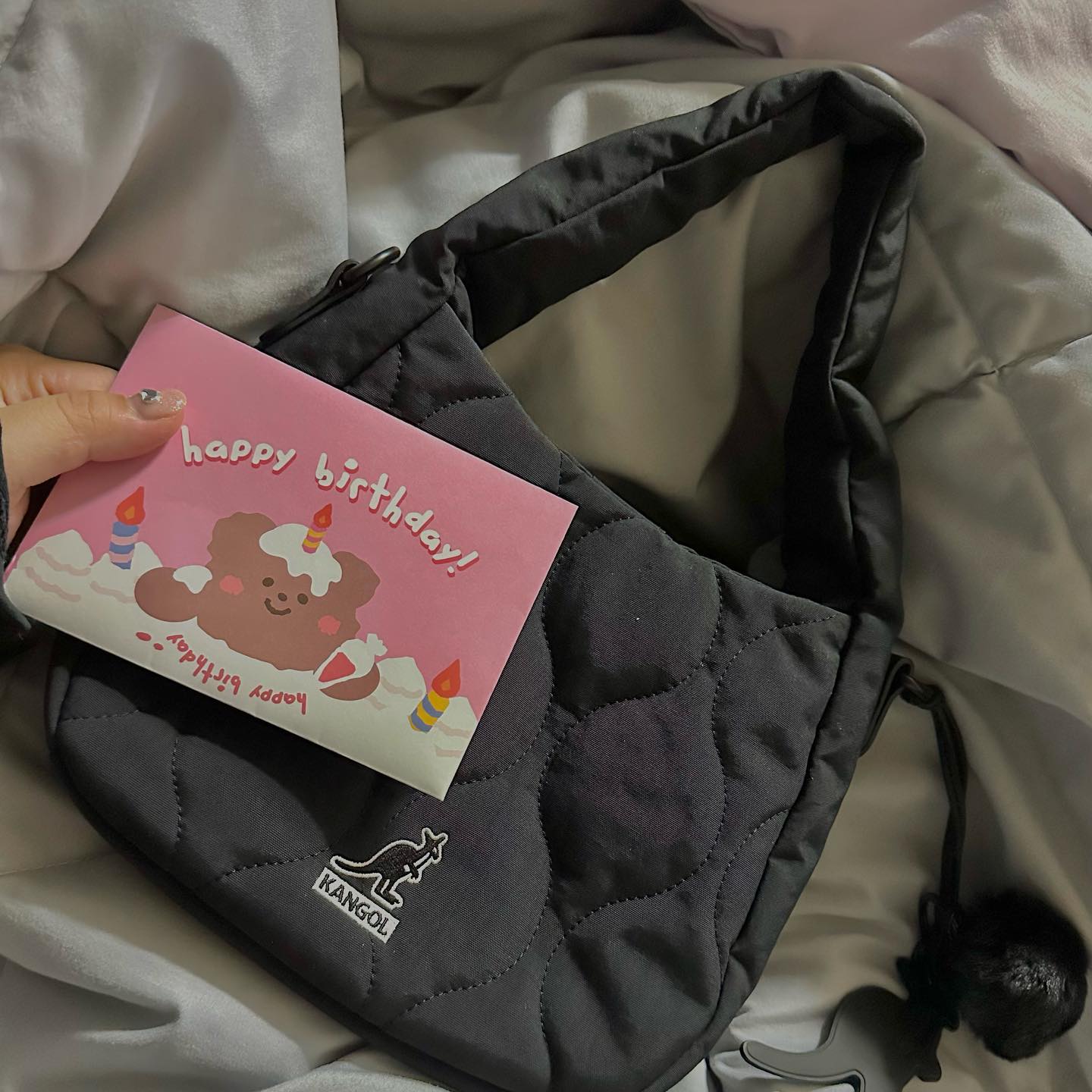 🎁🛍️

12시 지나서 들어왔는데 자꾸 옷장에 가방 두고 왔다고
봐달라고 해서 씻고 와서 확인한다고 했는데 
옷장 끝에 내가 지나가면서 저거 돈주고 왜 사냐고 했는데
예쁜데 내 돈주고 사기 싫다 로 해석하고 서프라이즈,,🤍
덕분에 시작부터 좋은 생일이야 

5년동안 축하해줘서 매년 감사해 🎀
앞으로도 잘 부탁해 자기 🧸🤎🤎