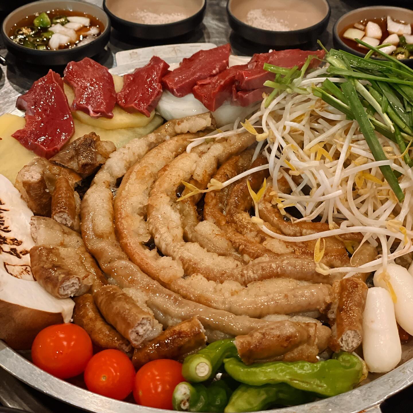 .
.
곱창집 사장님이 바뀌고
전보다 더 맛있어짐🤩 곱이 팡팡~
방학중에 못보고 지나가는줄 알았는데
오랜만에 이렇게 보니 신나서 술이 술술😛😛
#곱창제작소 #해오름마을 #한우소곱창 #다음엔 #곱창전골 #파김치맛집 #부추맛집 #염통맛집 #친절맛집