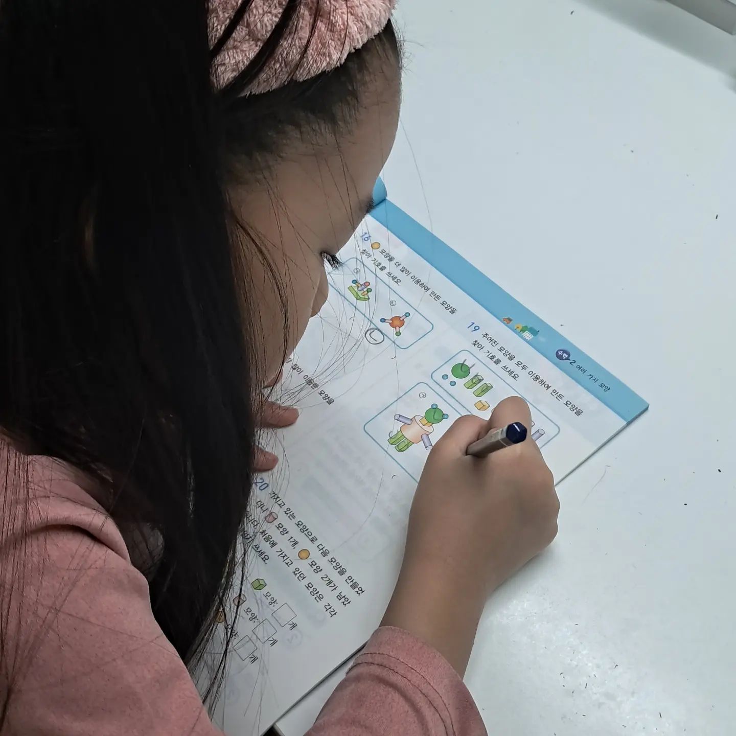 방학 20일을 남기고, 밀린 학습지 풀기 ㅋㅋㅋ
2학년 학습지 배송오기 전에, 1학년 학습지는 마무리 하자 ㅋㅋ 

힘들땐 그림 그리고 놀이야 한다는 지원이 😅
"엄마, 그림 그려도 왠지 더 놀아야 할 것 같아" 

띠부띠부 1시간쯤 놀더니 저녁먹고 신나서 춤을 추기 시작했다..;; 

"엄마,  뭔가 잠자기 싫어서 스트레스 받으니깐, 
내가 만든 노래를 불러서 스트레스를 푸는 거야." 

옆에서 3시간쯤 알듯모를듯 노래를 부르더니 자러감 😅 

귀에서 피가 엄청 날것 같았지만 잘 참은 오늘의 육아일기.. 끝..

#차지원의슬기로운생활 #겨울방학