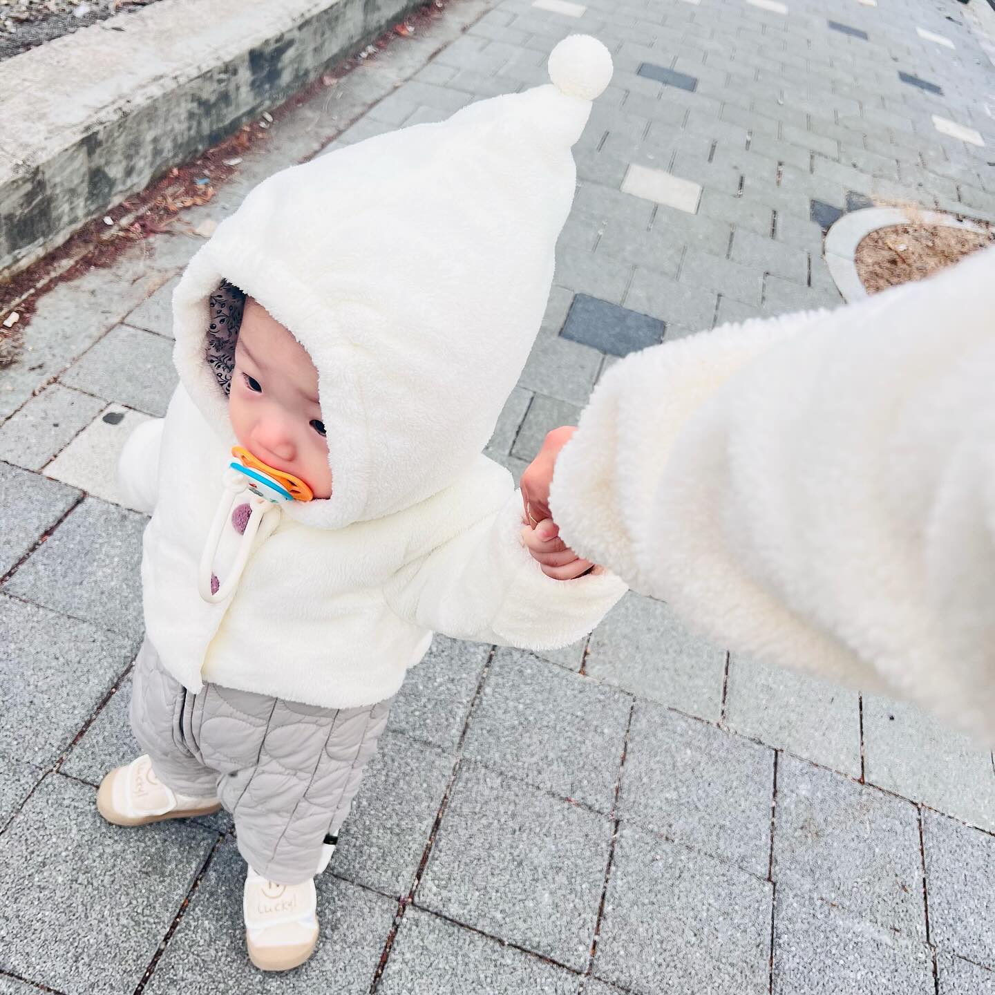 ⠀ 
⠀ 

내 미니미👶
오늘 누나 등교길 함께했더니
누나들이 너무 좋아하네 🏫
 
 대체 티비보는 자세
누굴따라 하는걸까?!🤔
 
#가방아니고안대 #걸음마 #13개월
#아장아장 #다둥이육아 #늦둥이
#셋째는사랑이쥬❤️ #지한이기록
#육아맘 #일상스타그램 #육아스타그램